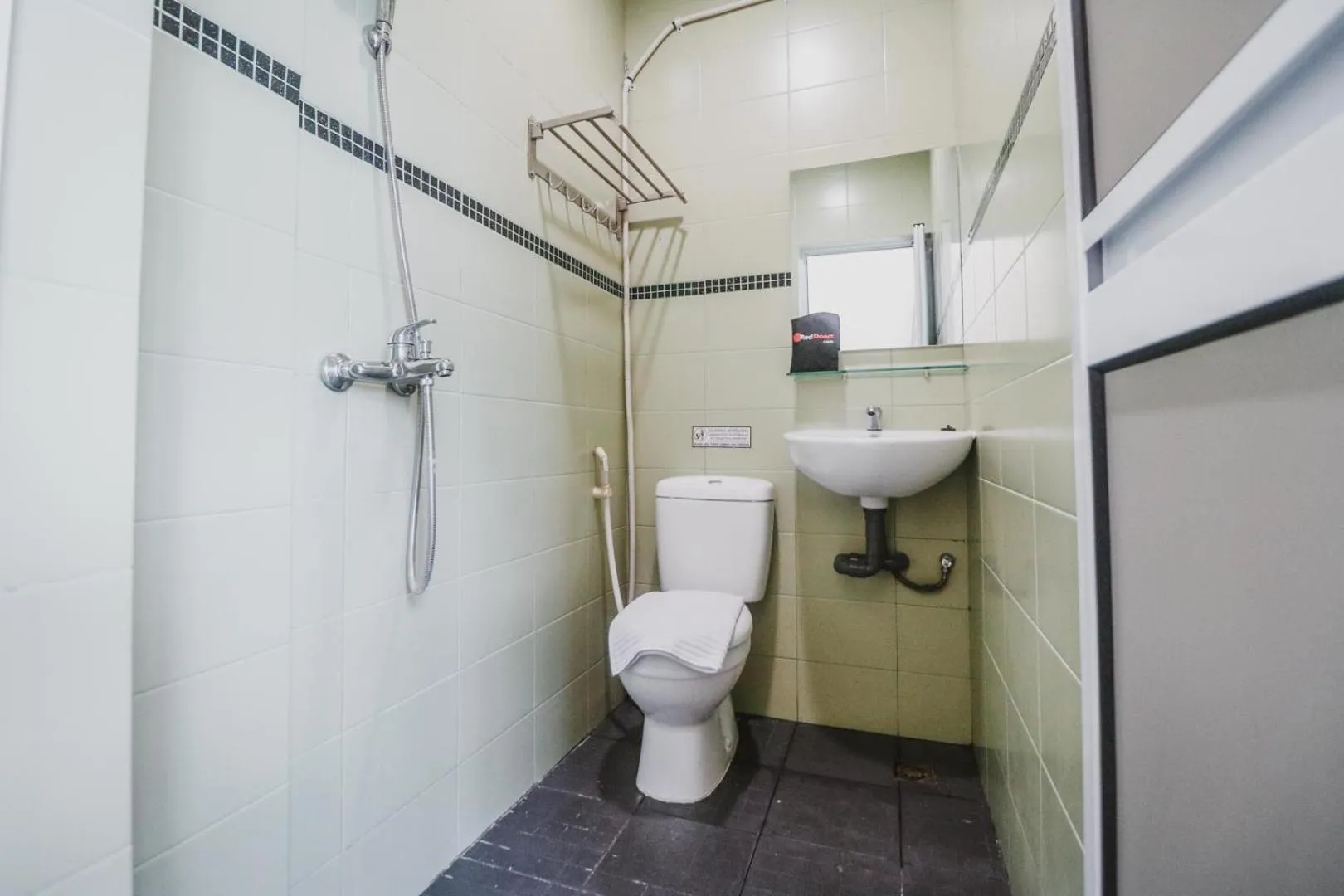 Bathroom in RedDoorz @ Baloi Batam