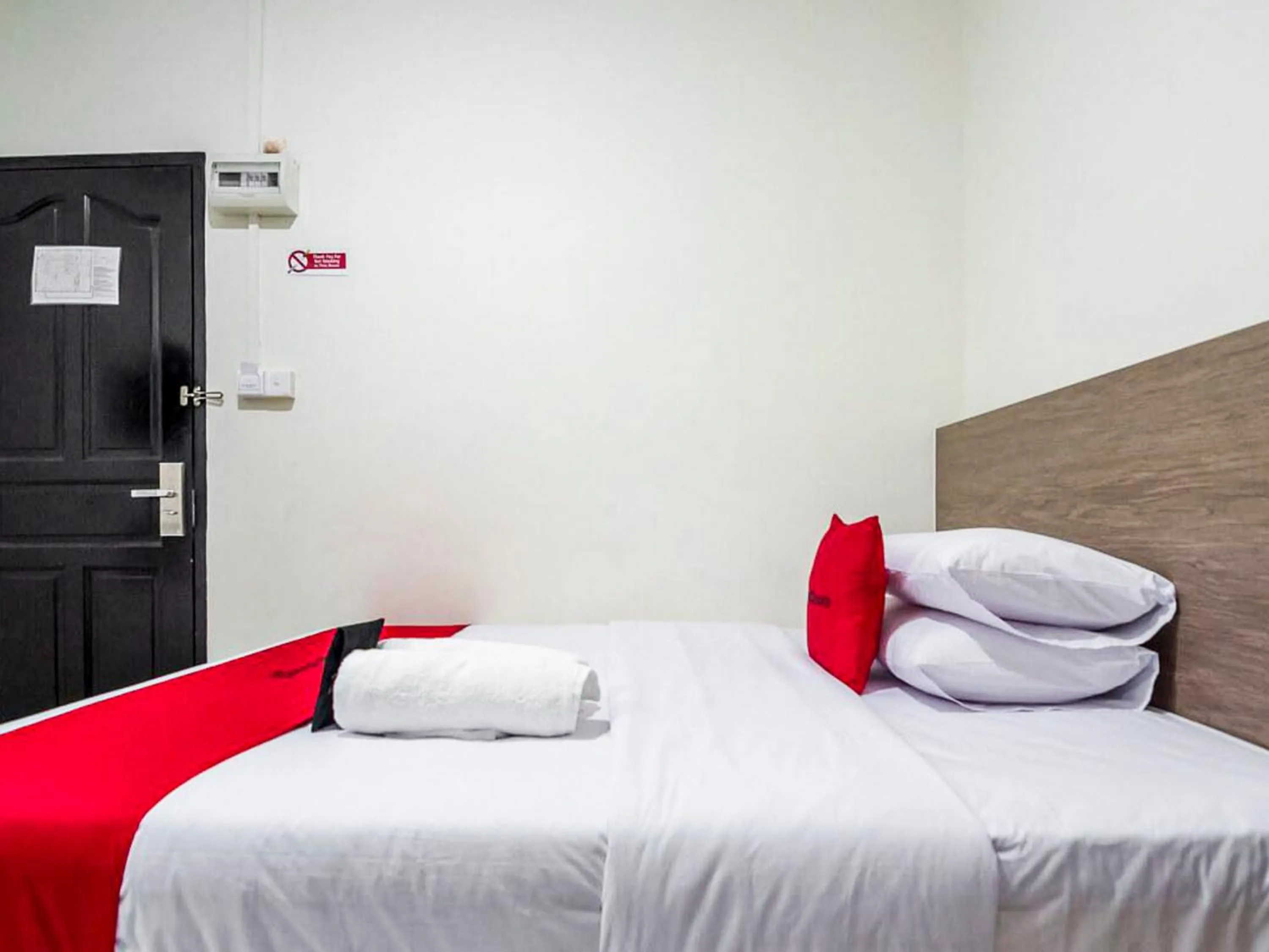 Bedroom, Bed in RedDoorz @ Baloi Batam