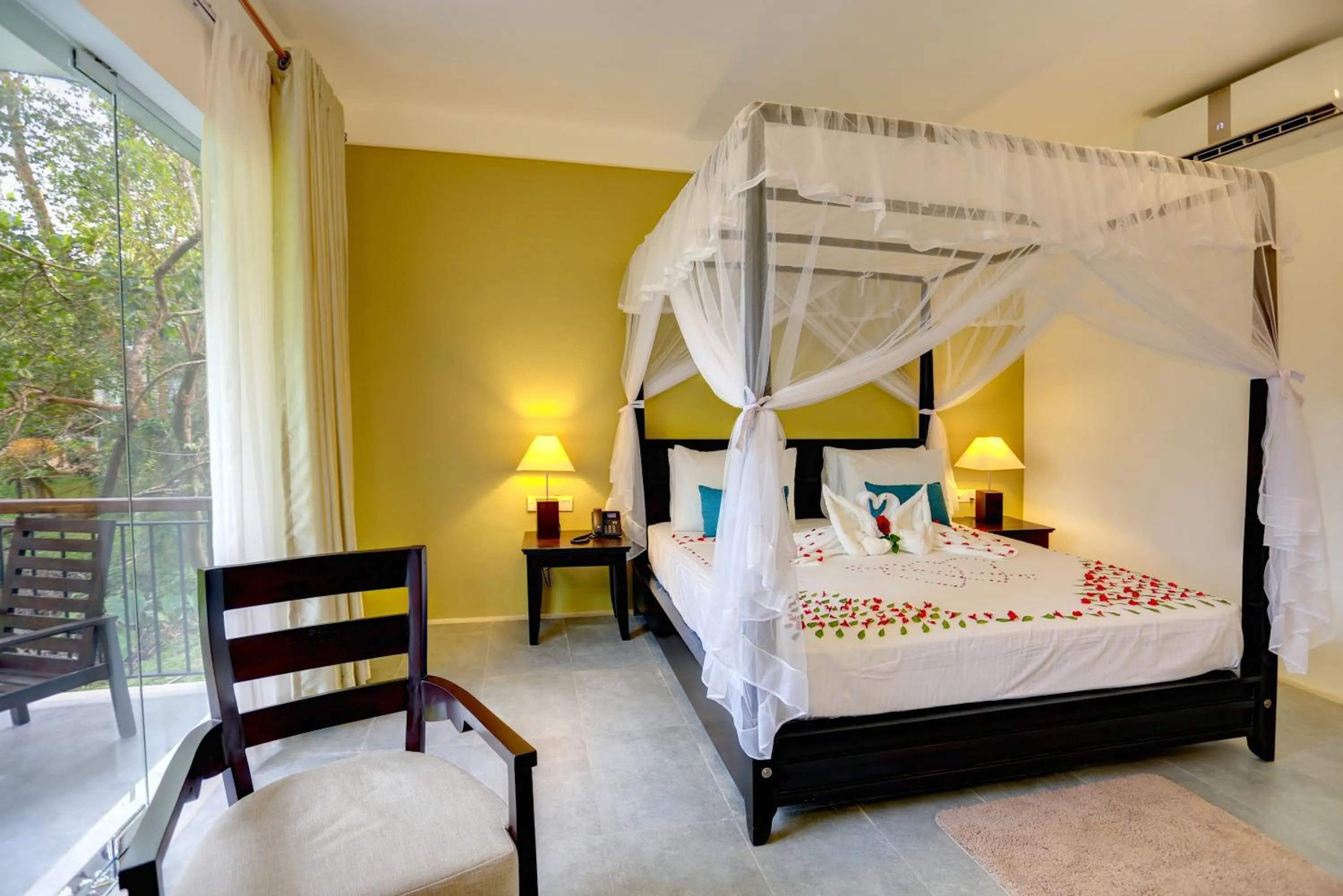 Bed in Tropical Life Resort and Spa