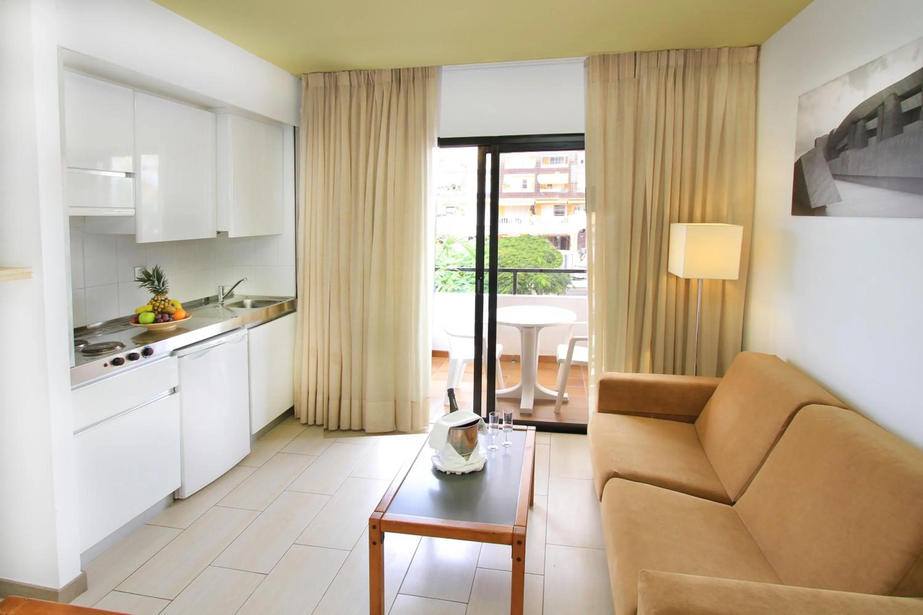 Kitchen or kitchenette in Udalla Park - Hotel & Apartamentos