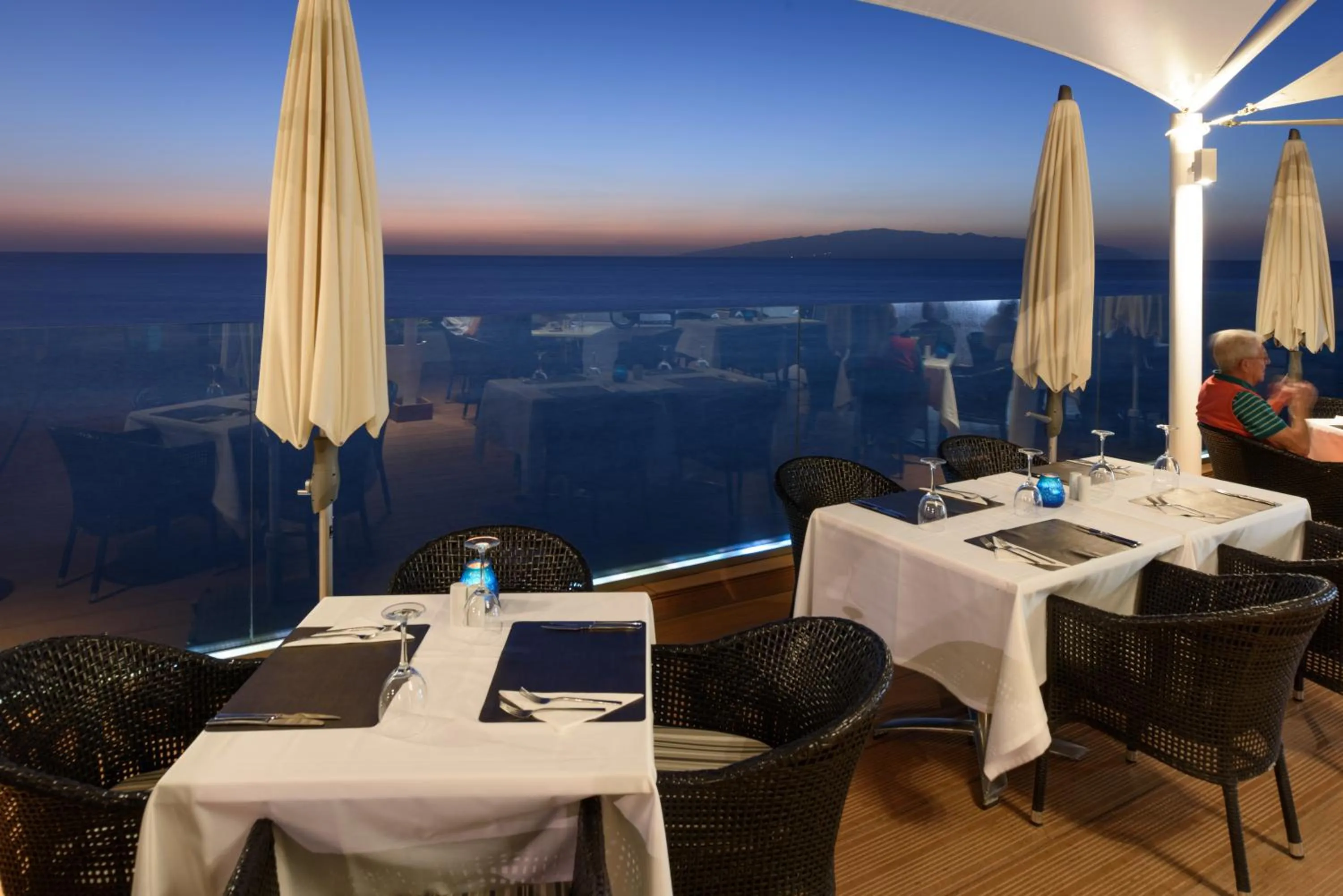 Restaurant/places to eat in Ona Pearly Grey