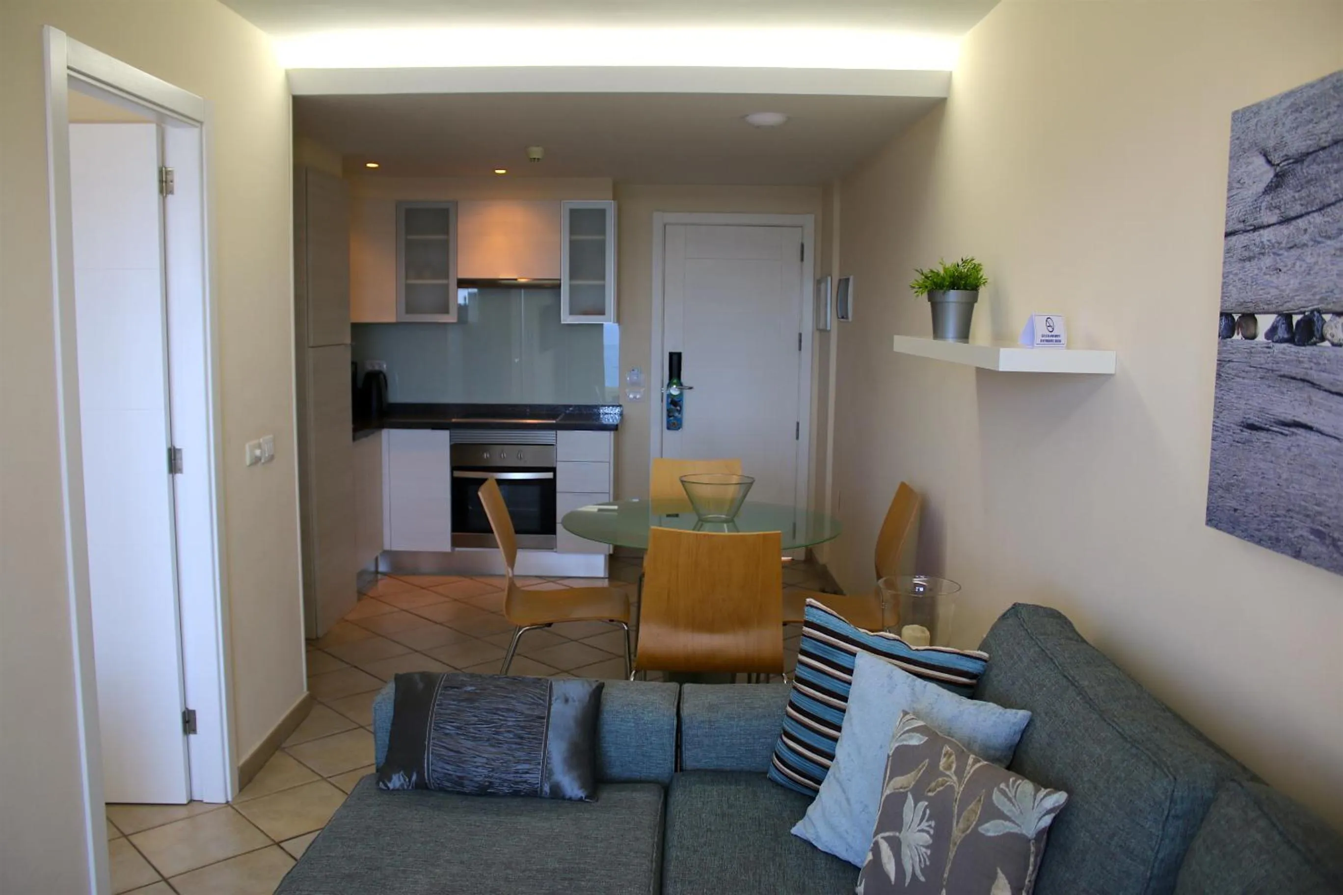 Kitchen or kitchenette in Ona Pearly Grey