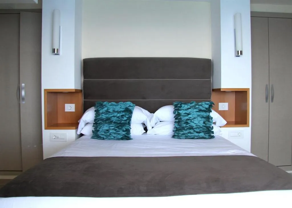 Bed in Ona Pearly Grey