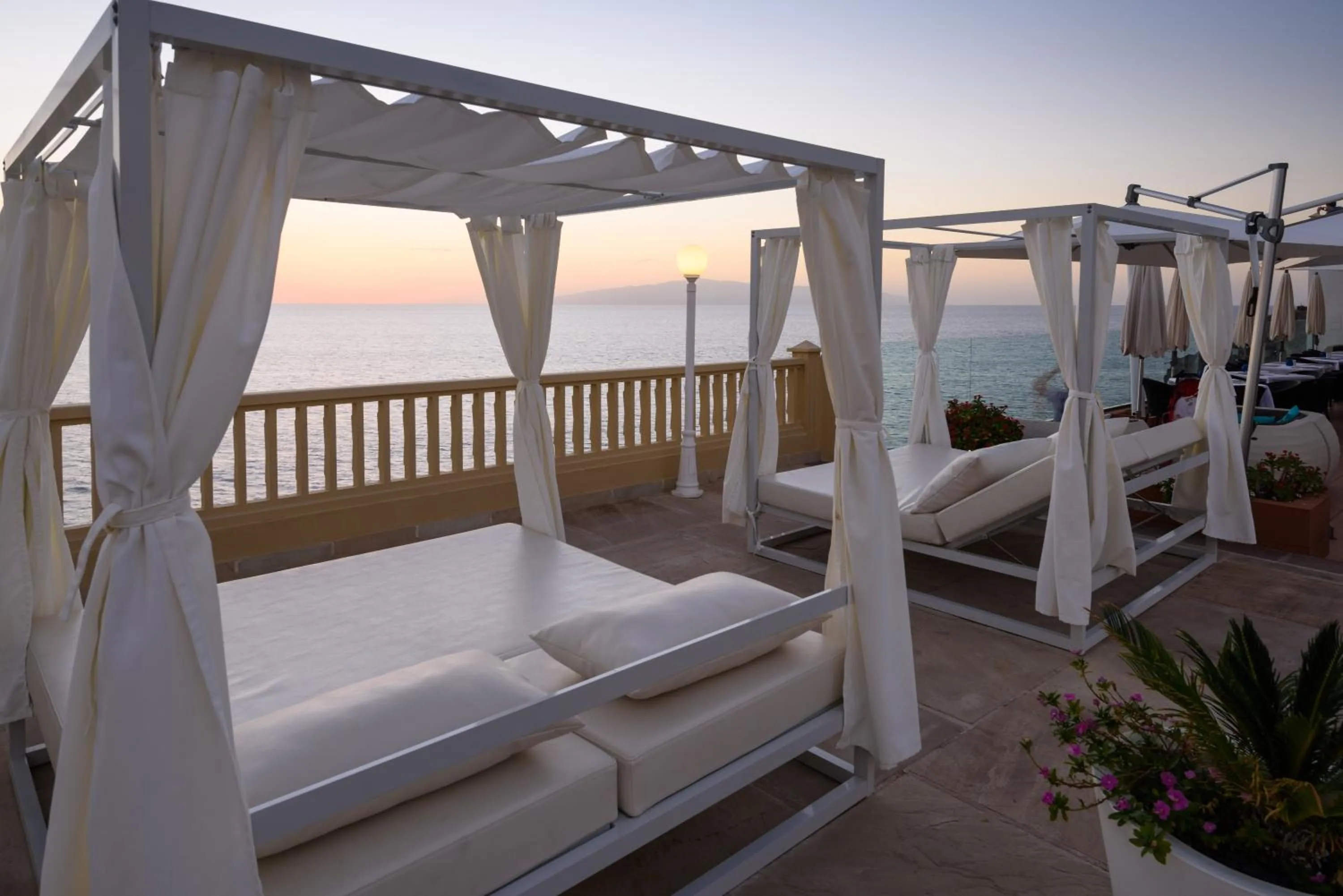 Balcony/Terrace in Ona Pearly Grey