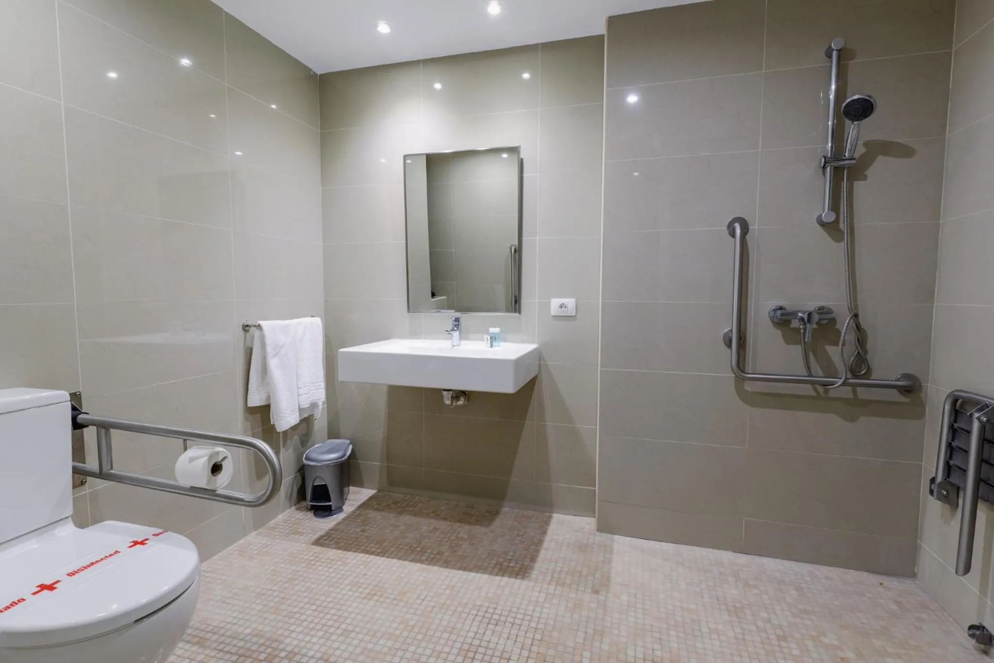 Shower in Ona Pearly Grey