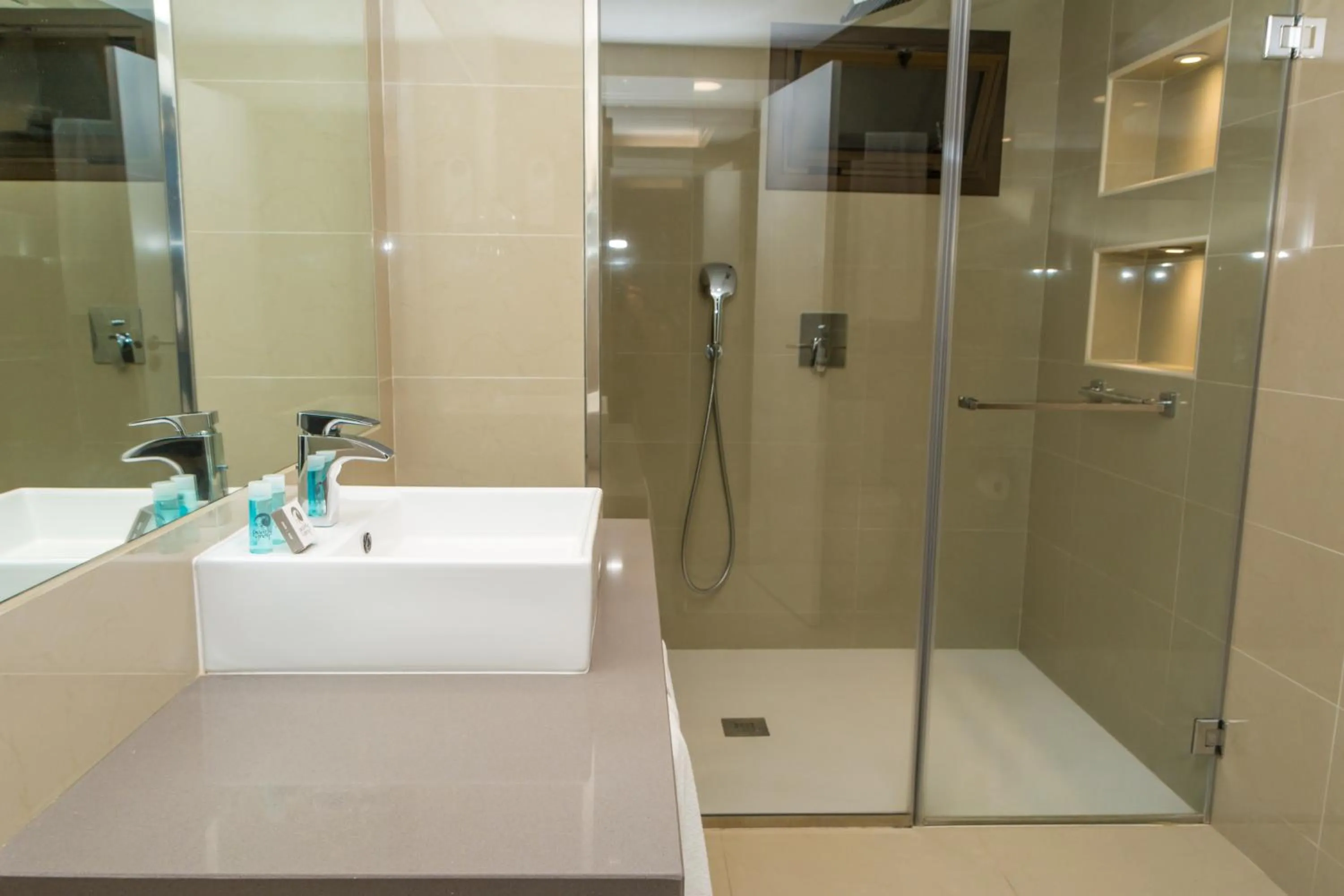 Bathroom in Ona Pearly Grey