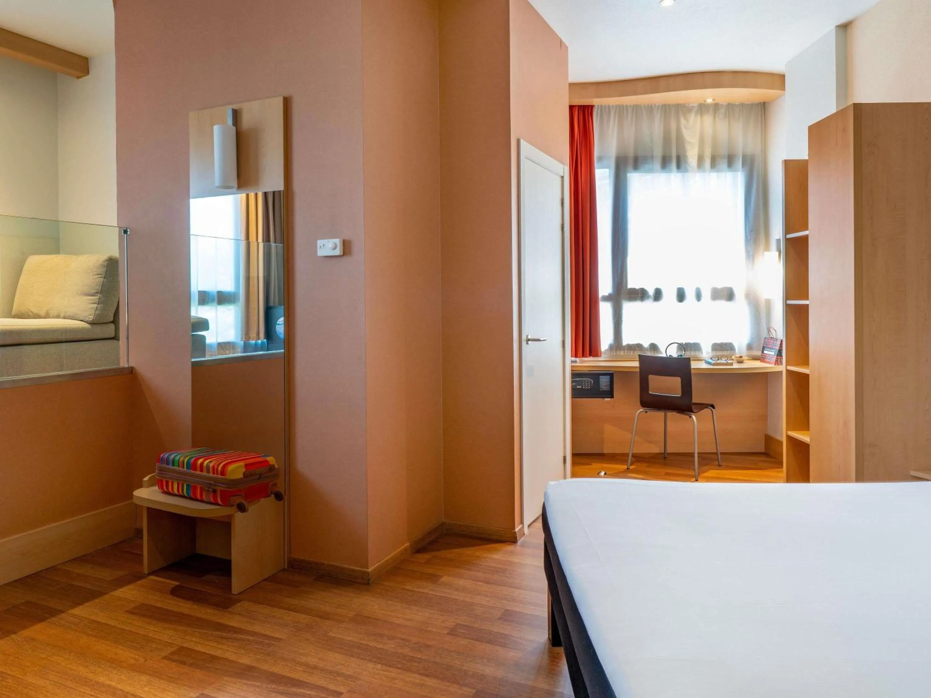 Bedroom, Bed in Ibis Madrid Centro las Ventas