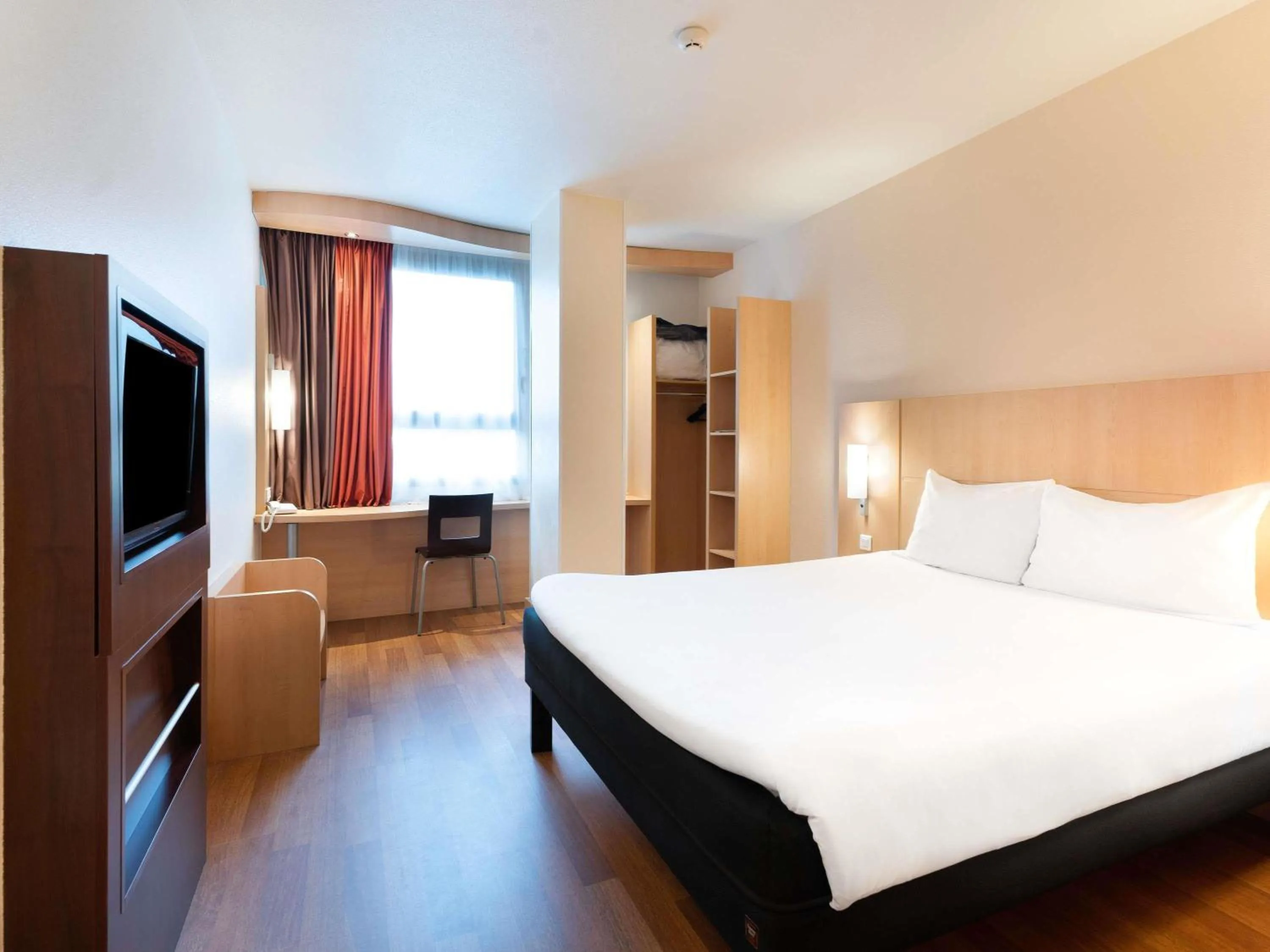 Bedroom, Bed in Ibis Madrid Centro las Ventas