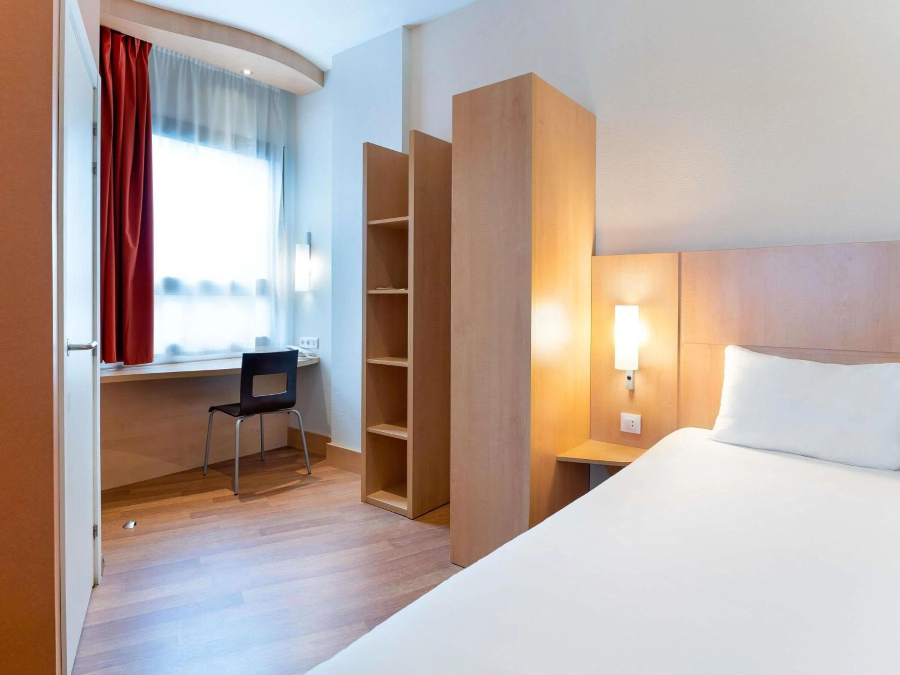 Bedroom, Bed in Ibis Madrid Centro las Ventas