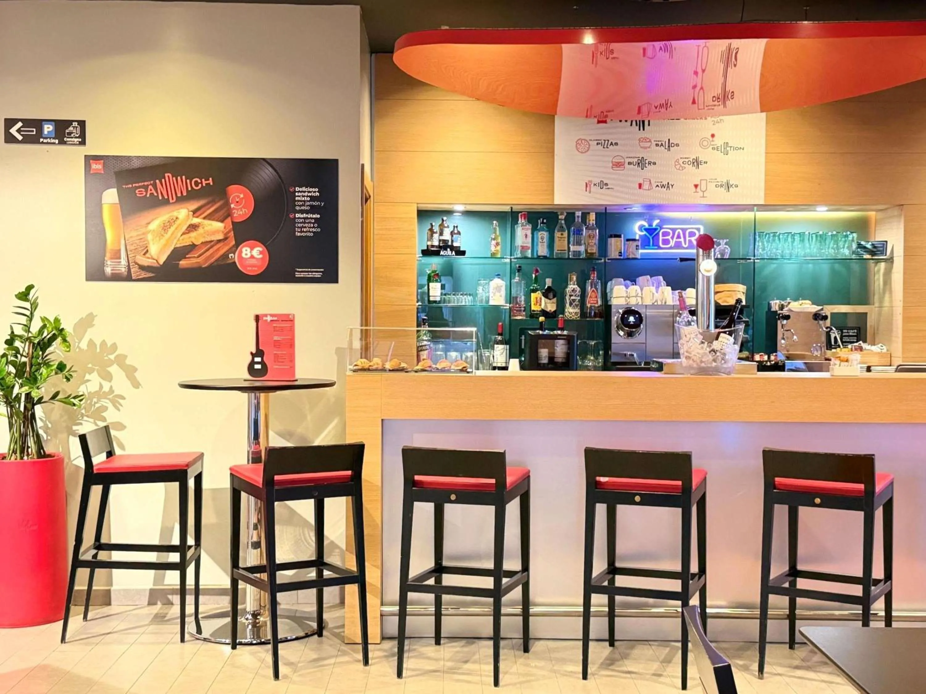 Lounge or bar in Ibis Madrid Centro las Ventas