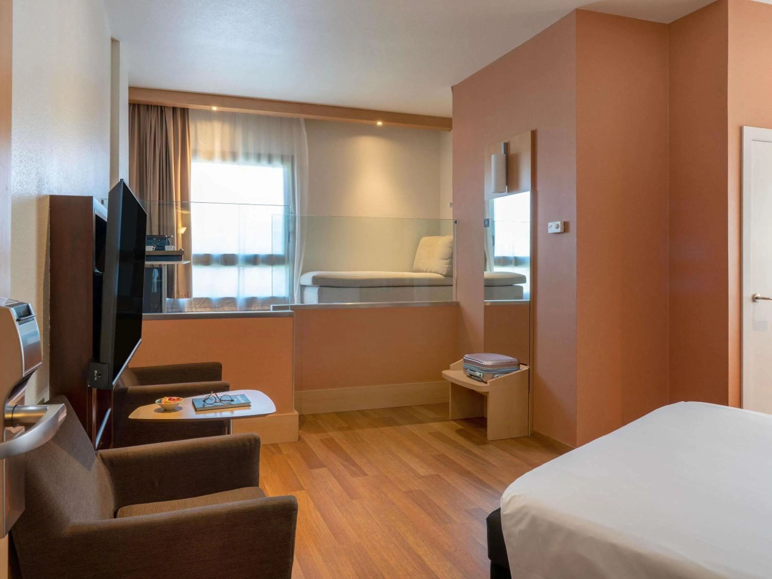 Bedroom, Bed in Ibis Madrid Centro las Ventas