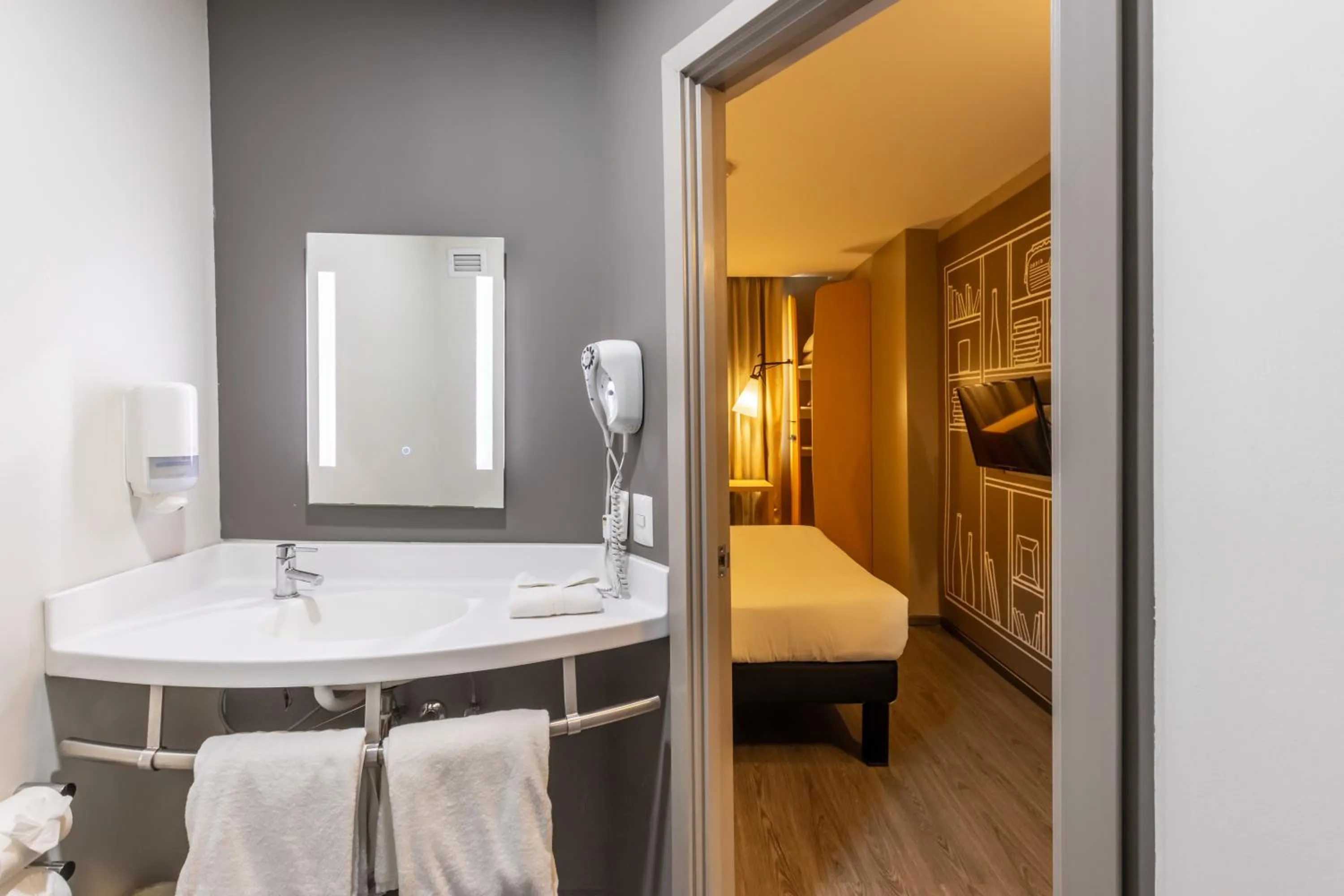 Bathroom, Bed in ibis Tijuana