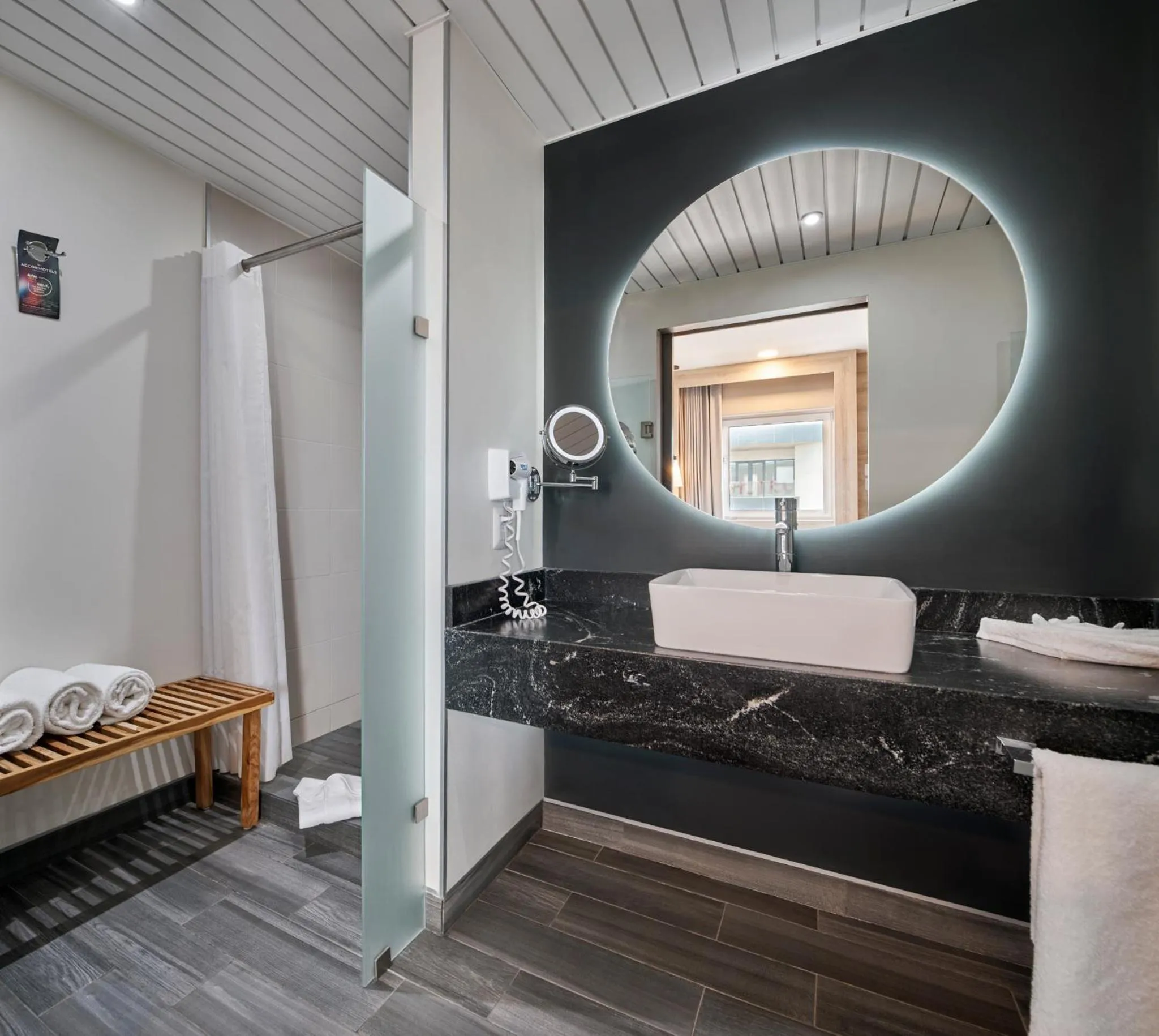 Shower, Bed in Ibis Torreon