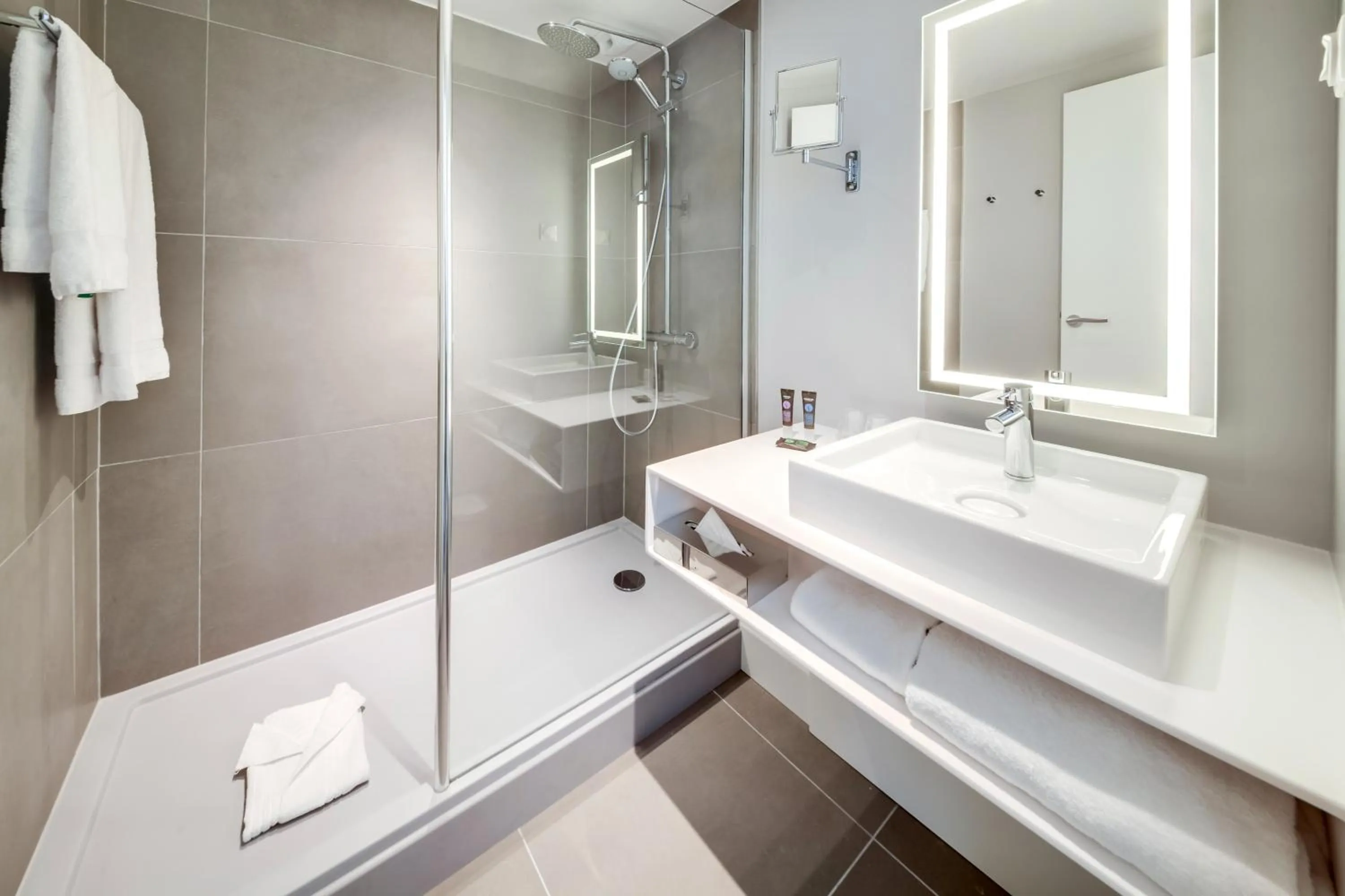 Shower in Novotel Sharjah Expo Centre