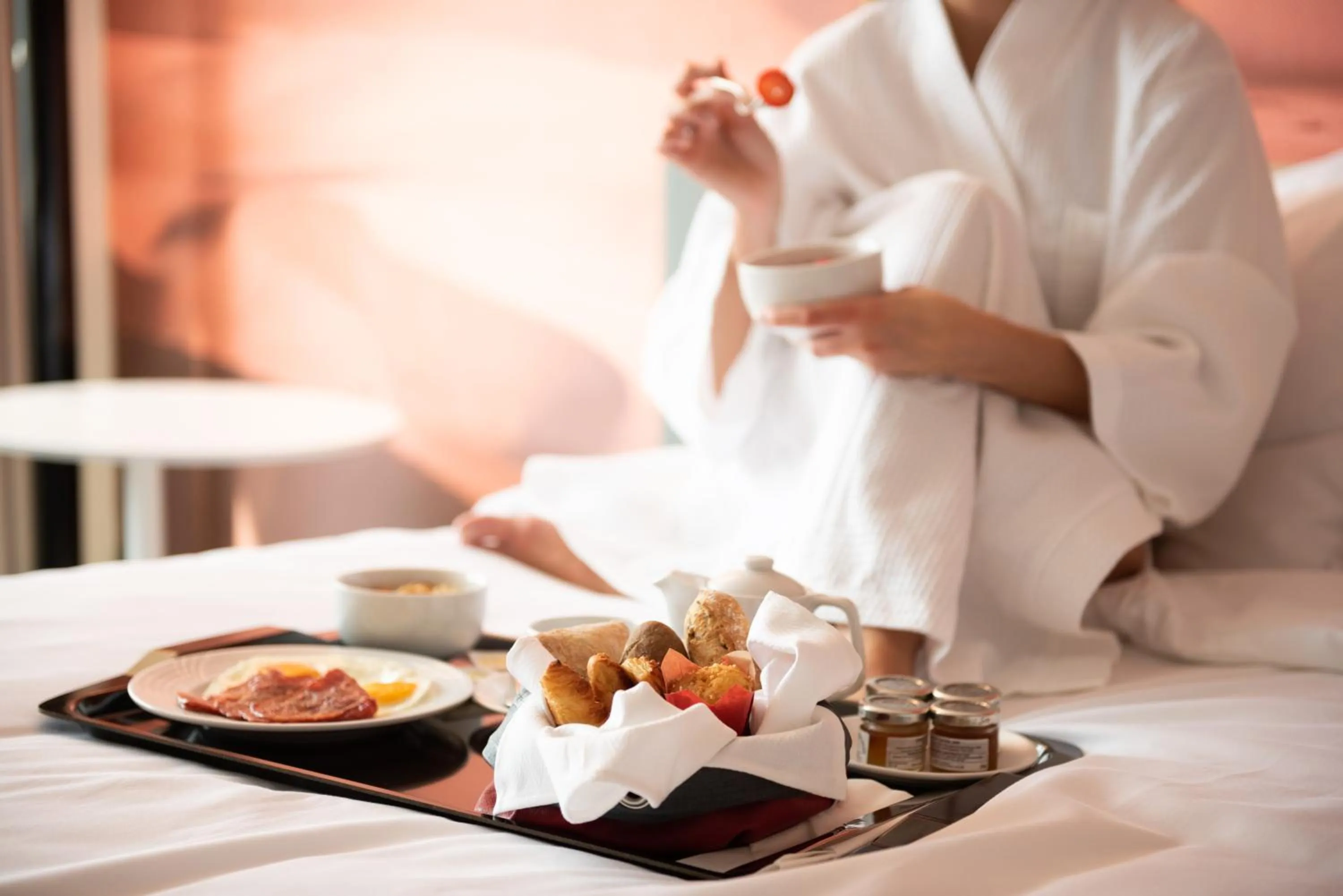 Bed in Novotel Sharjah Expo Centre