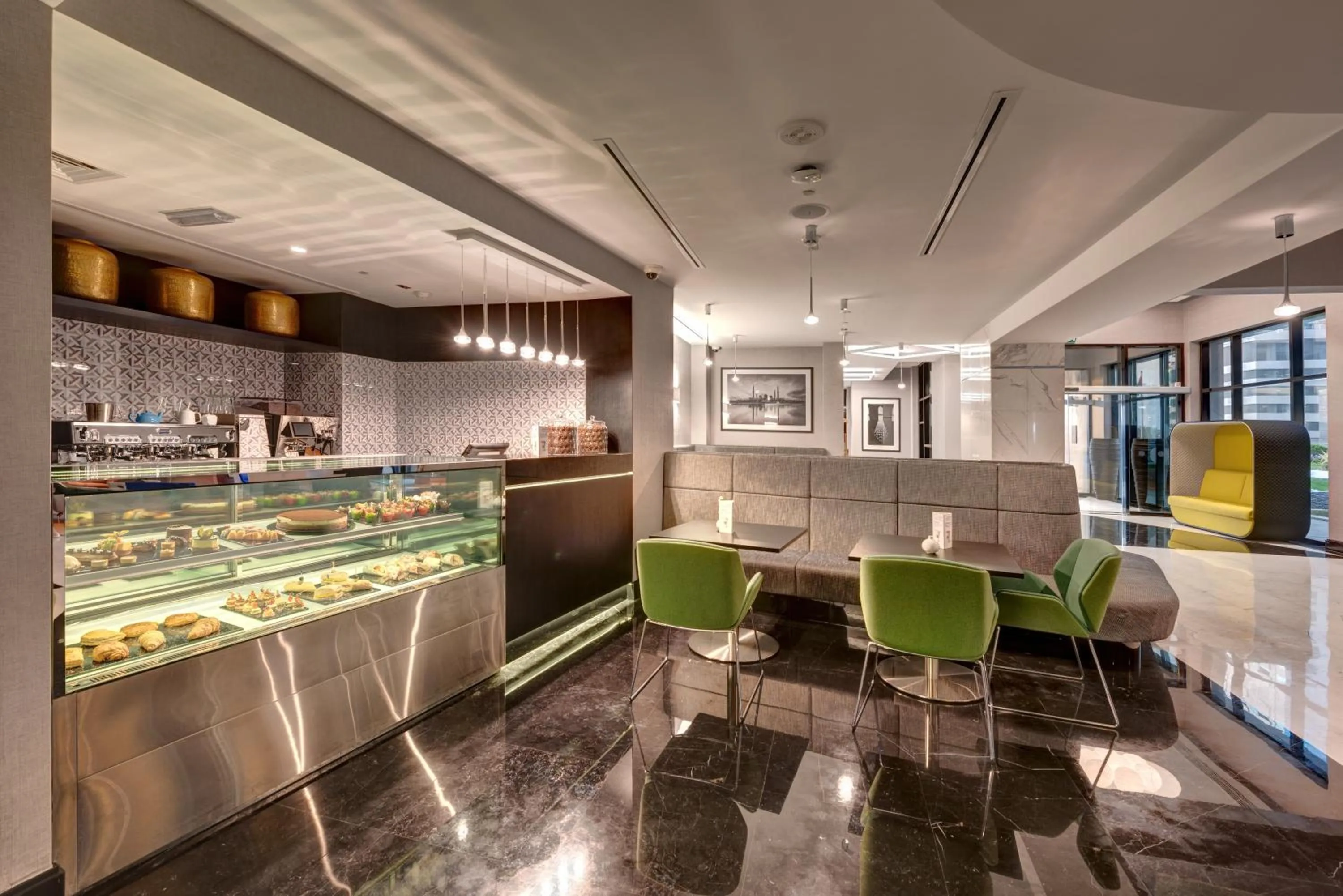 Lounge or bar in Novotel Sharjah Expo Centre