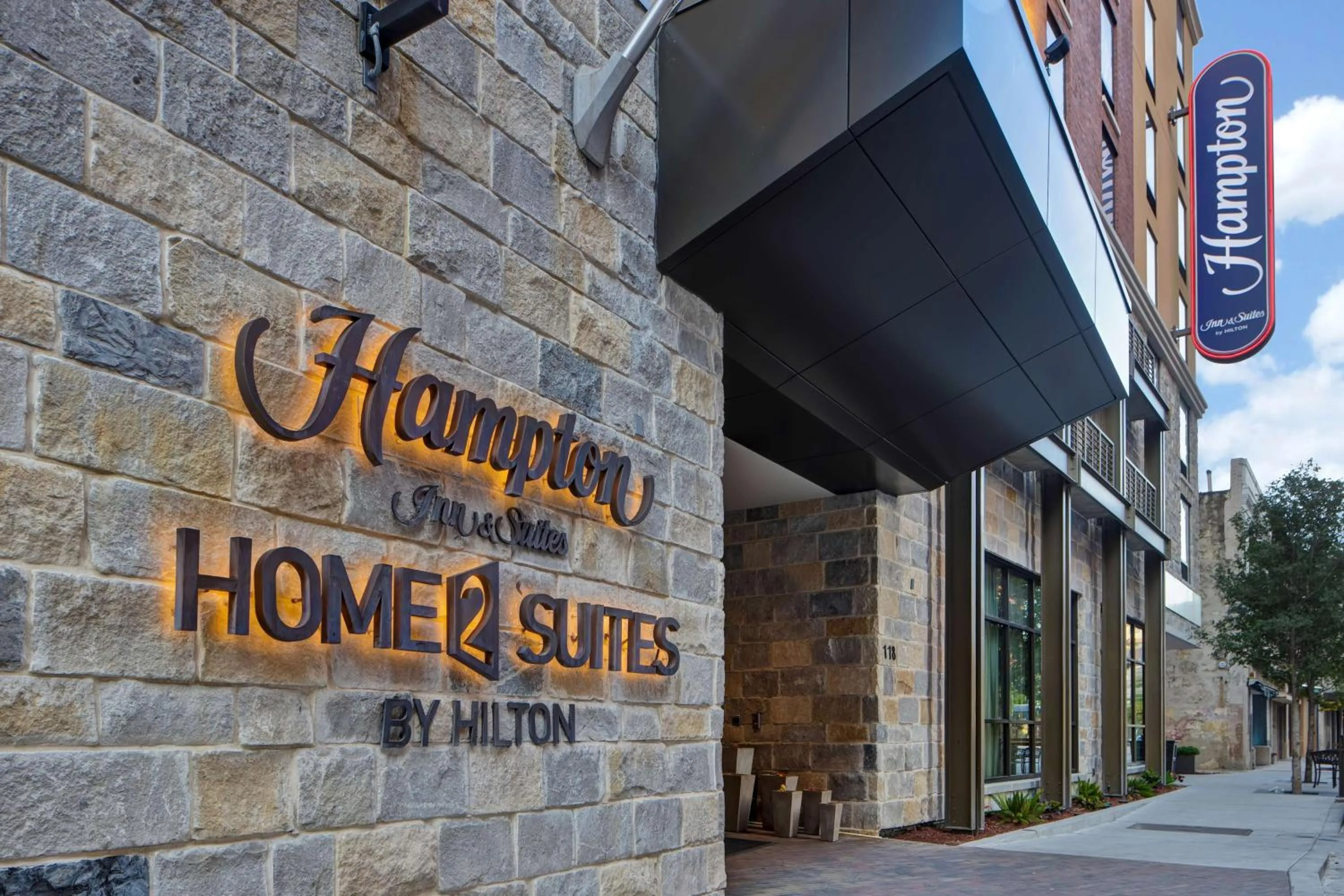 Property building in Hampton Inn & Suites San Antonio Riverwalk