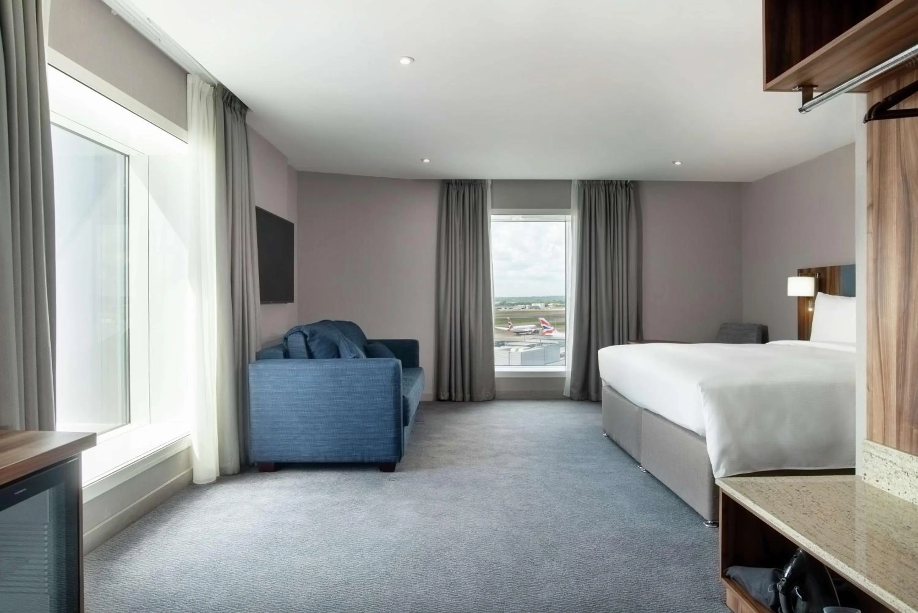 Living room, Bed in Hilton Garden Inn London Heathrow Terminal 2 and 3