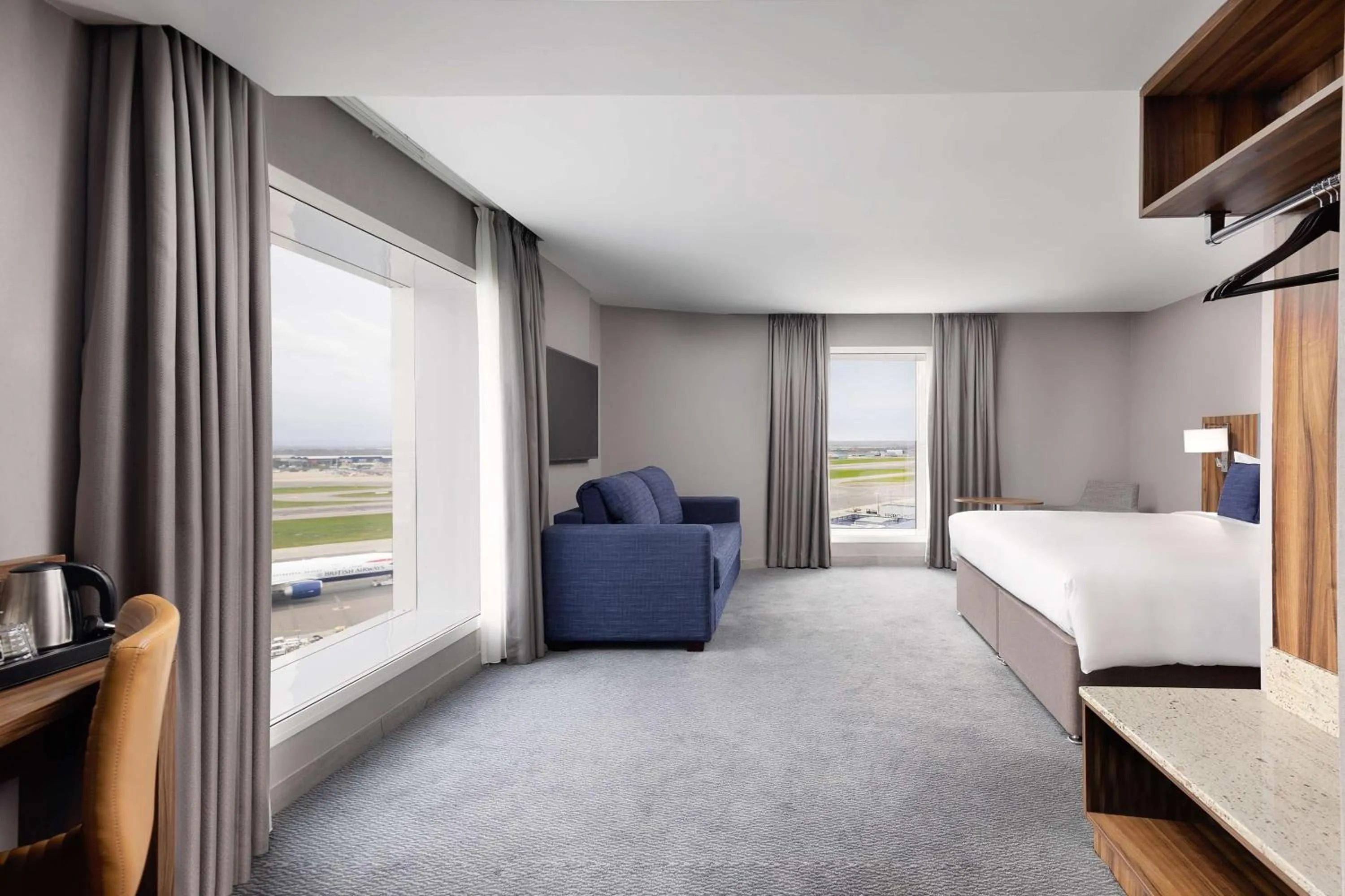 Living room, Bed in Hilton Garden Inn London Heathrow Terminal 2 and 3