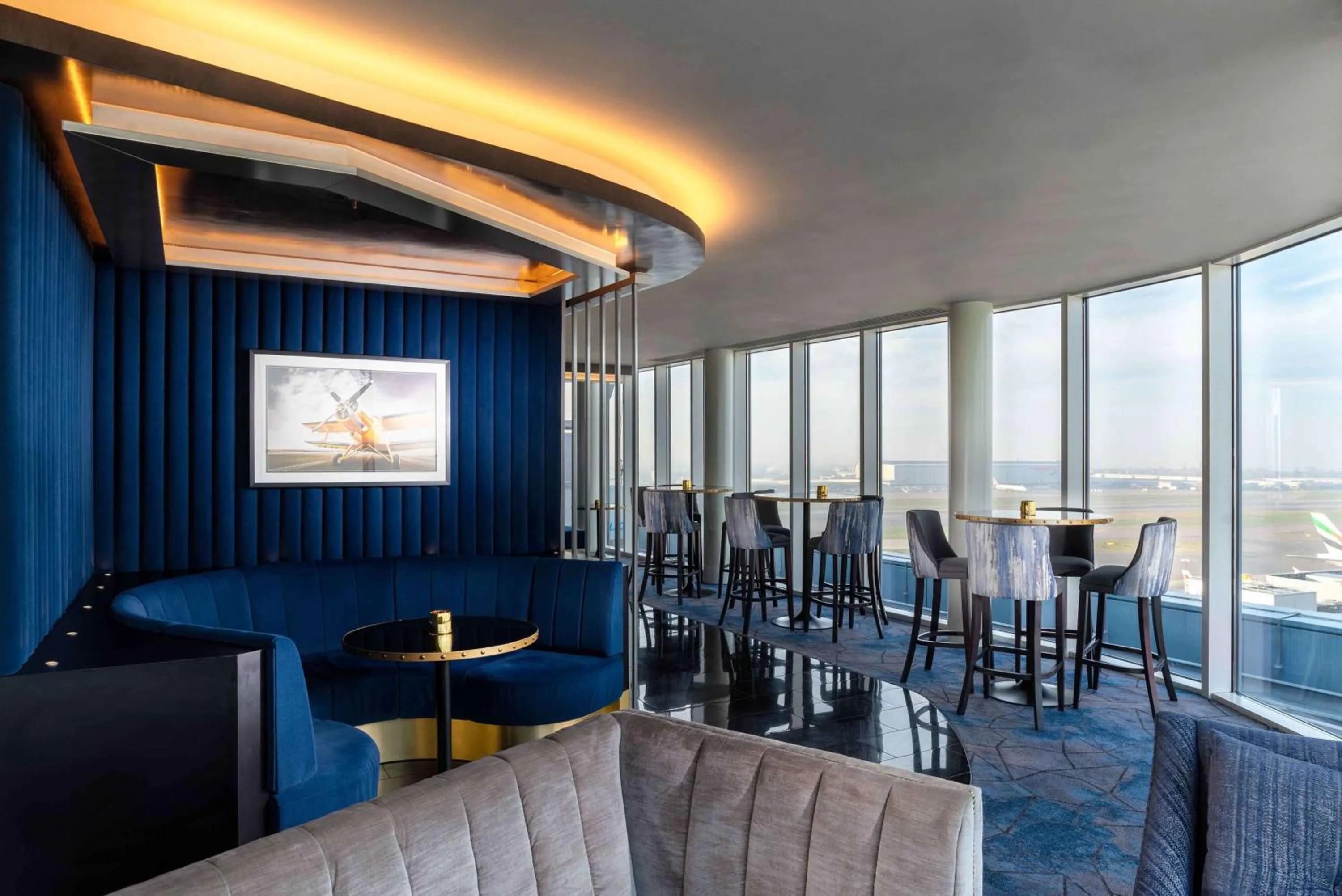 Lounge or bar in Hilton Garden Inn London Heathrow Terminal 2 and 3