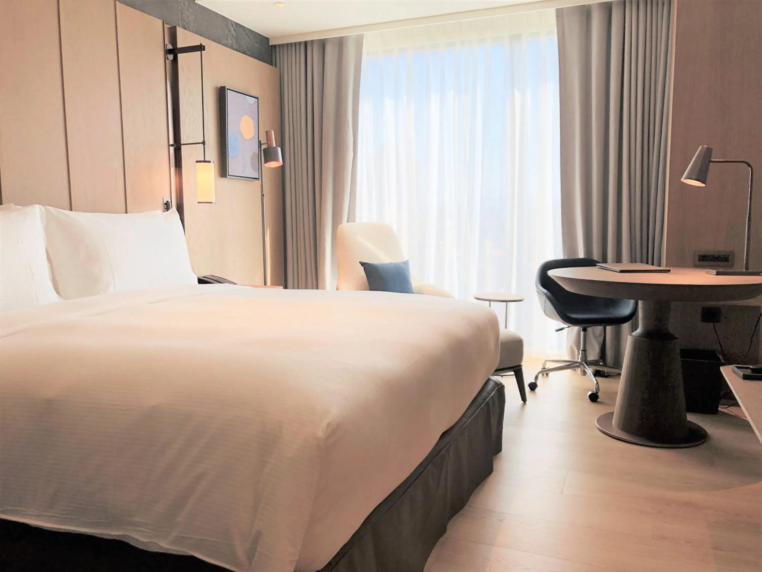 Photo of the whole room, Bed in DoubleTree by Hilton Taipei Zhongshan