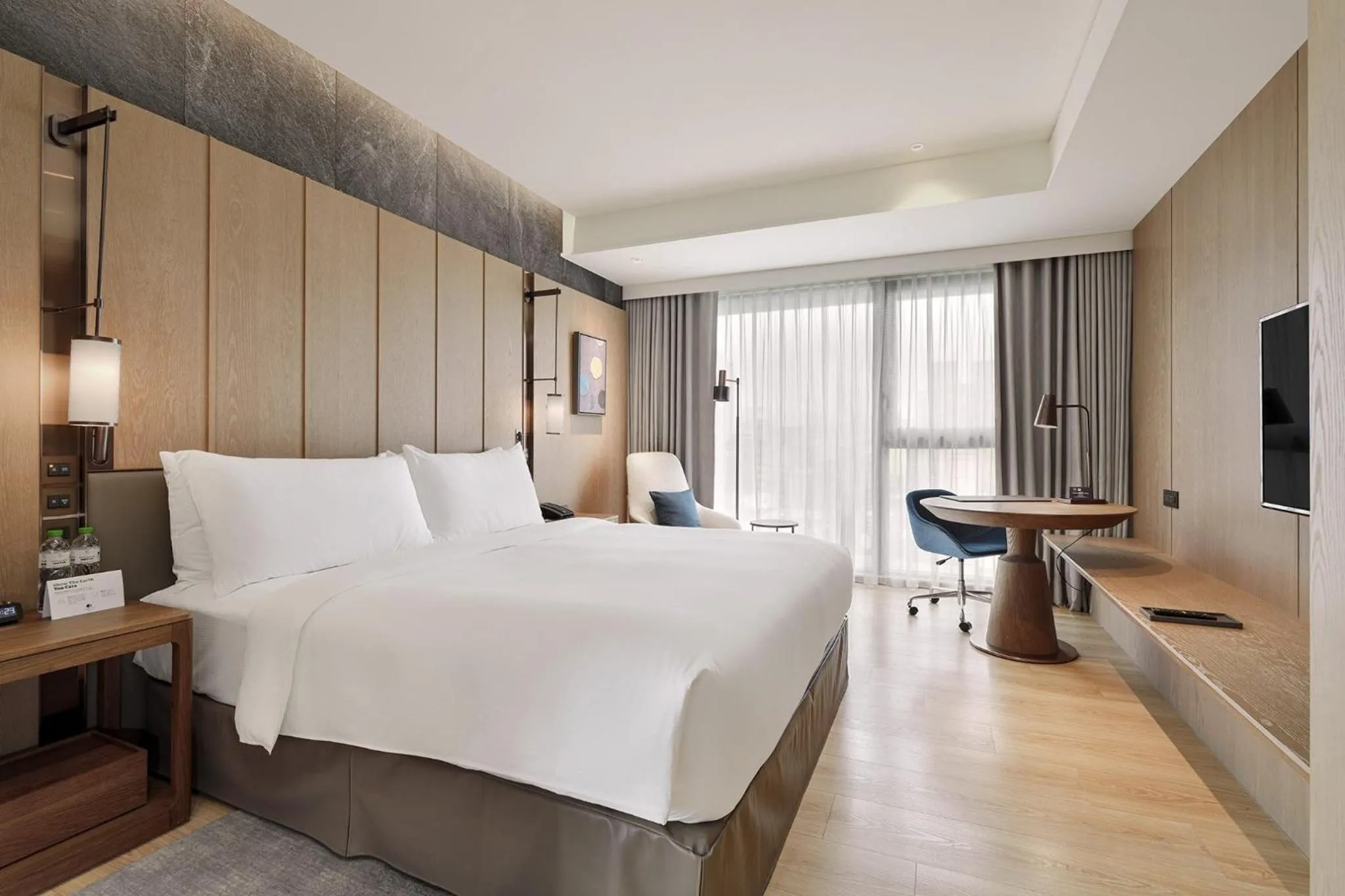 Photo of the whole room, Bed in DoubleTree by Hilton Taipei Zhongshan