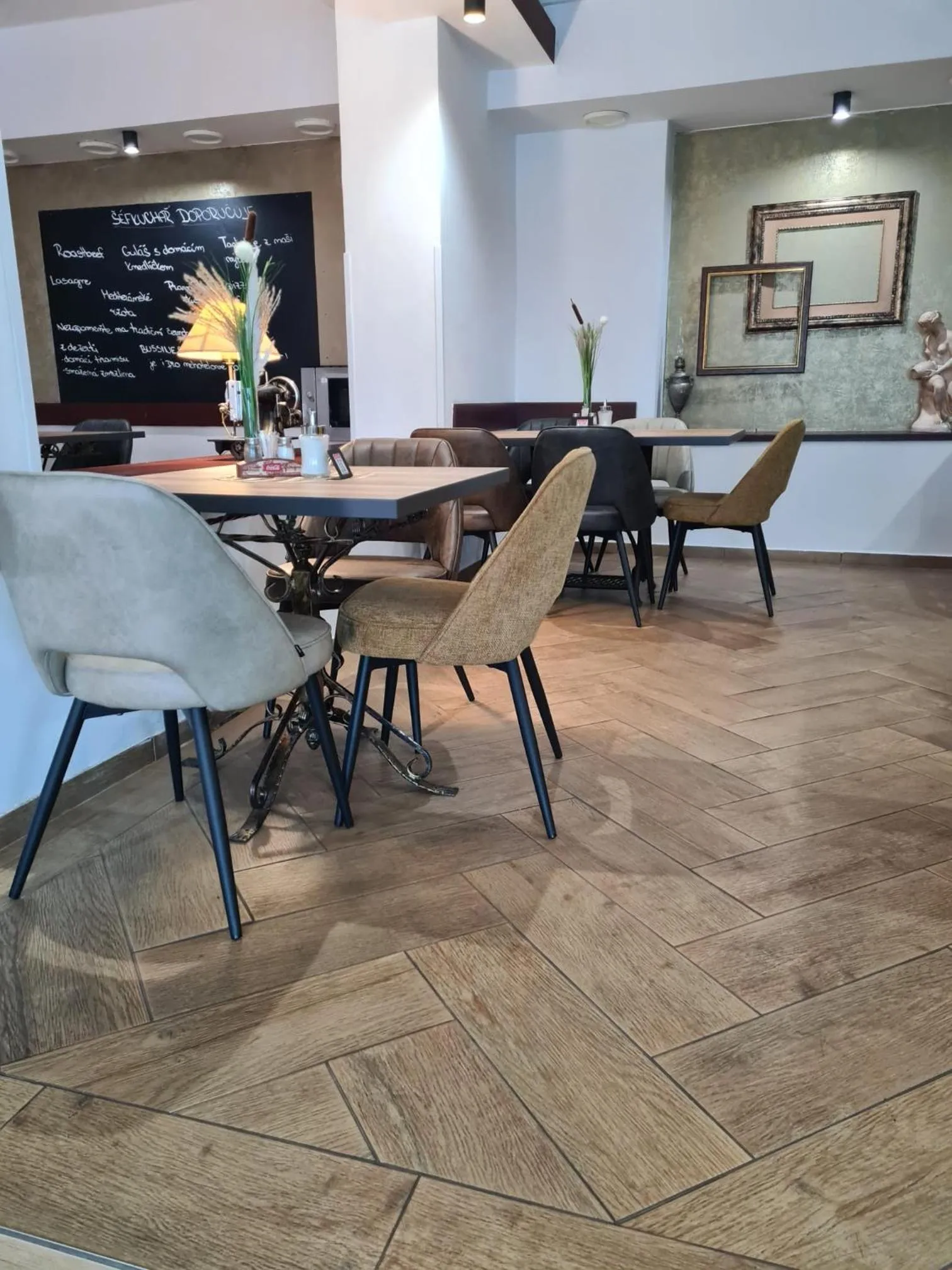 Restaurant/places to eat in Hotel Montenegro