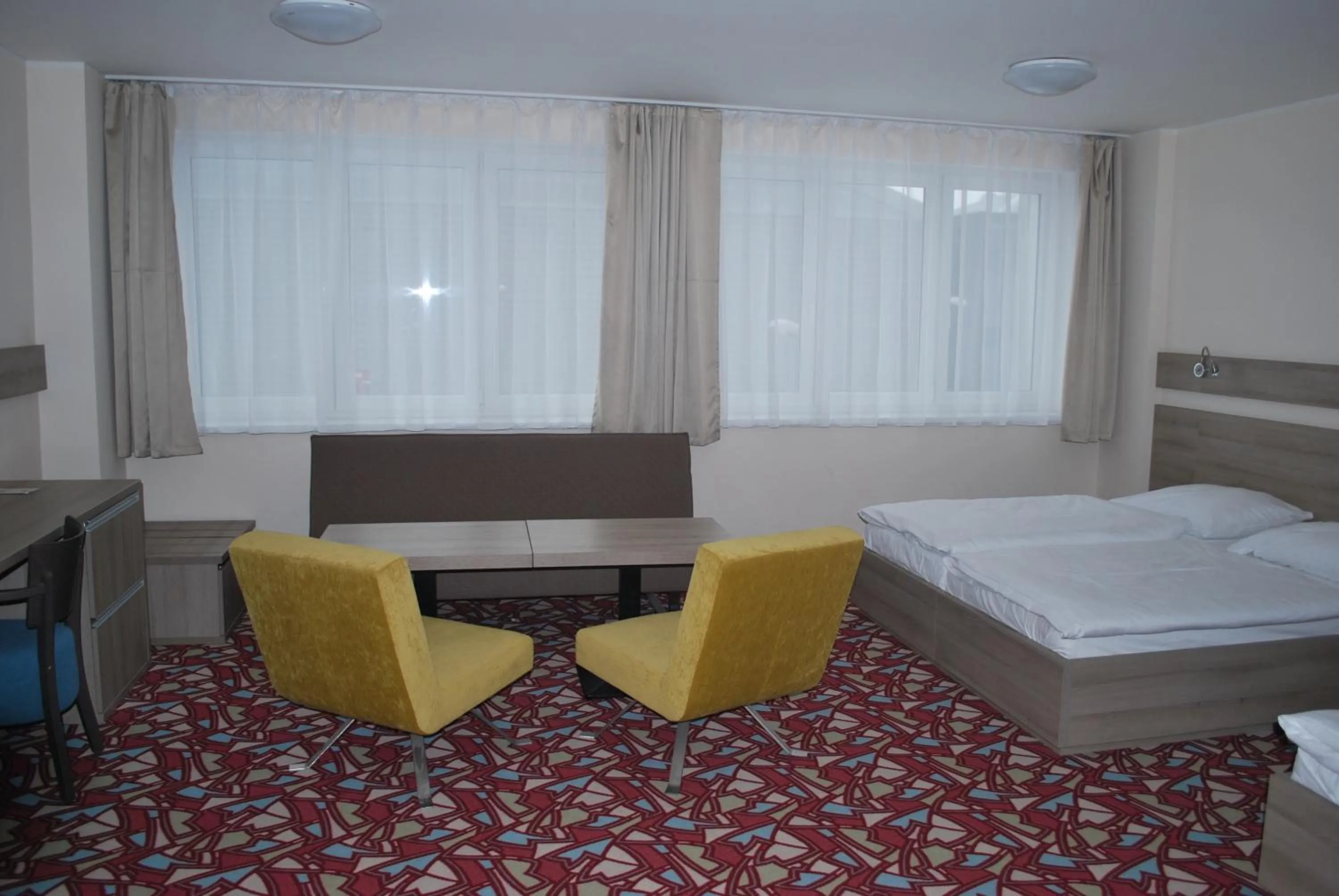 Seating area, Bed in Hotel Arena