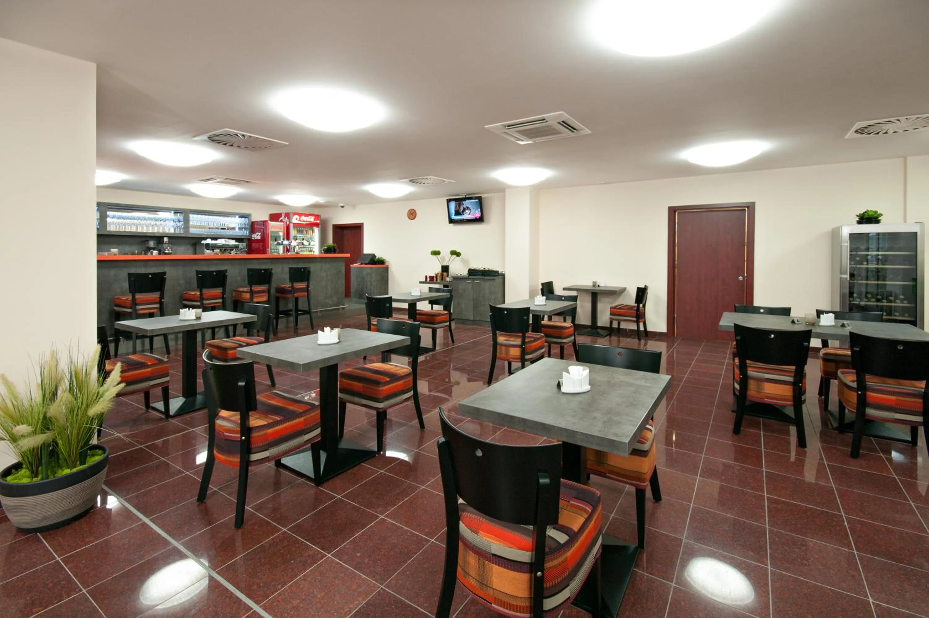 Restaurant/places to eat in Hotel Arena