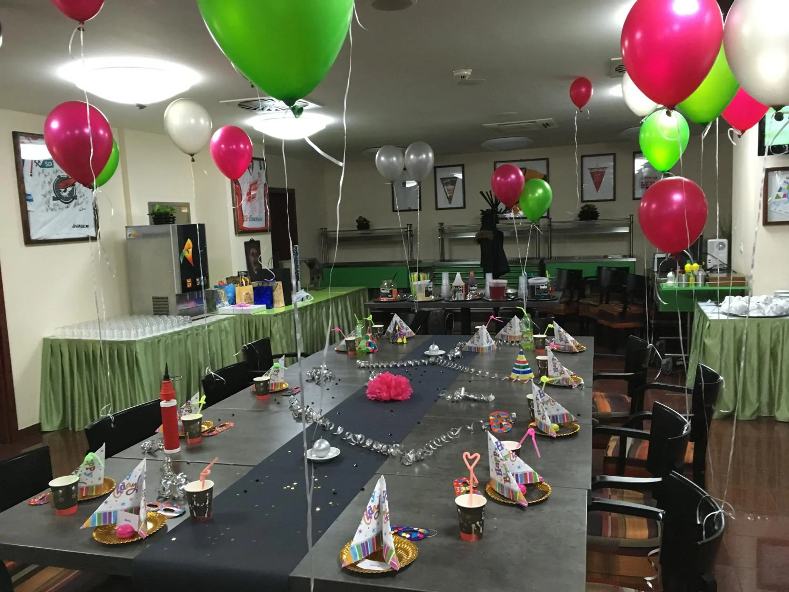 Restaurant/places to eat in Hotel Arena