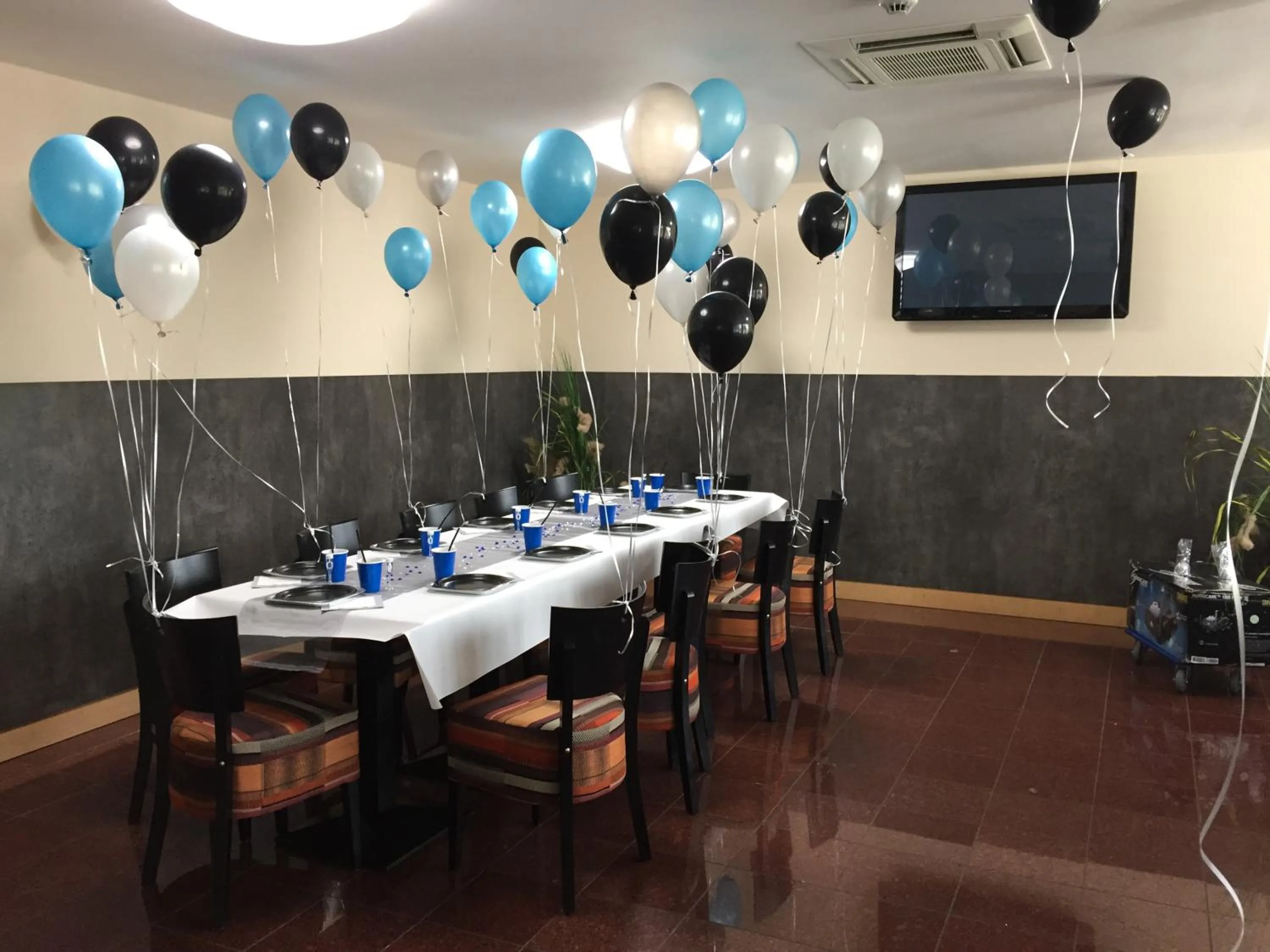 Restaurant/places to eat in Hotel Arena