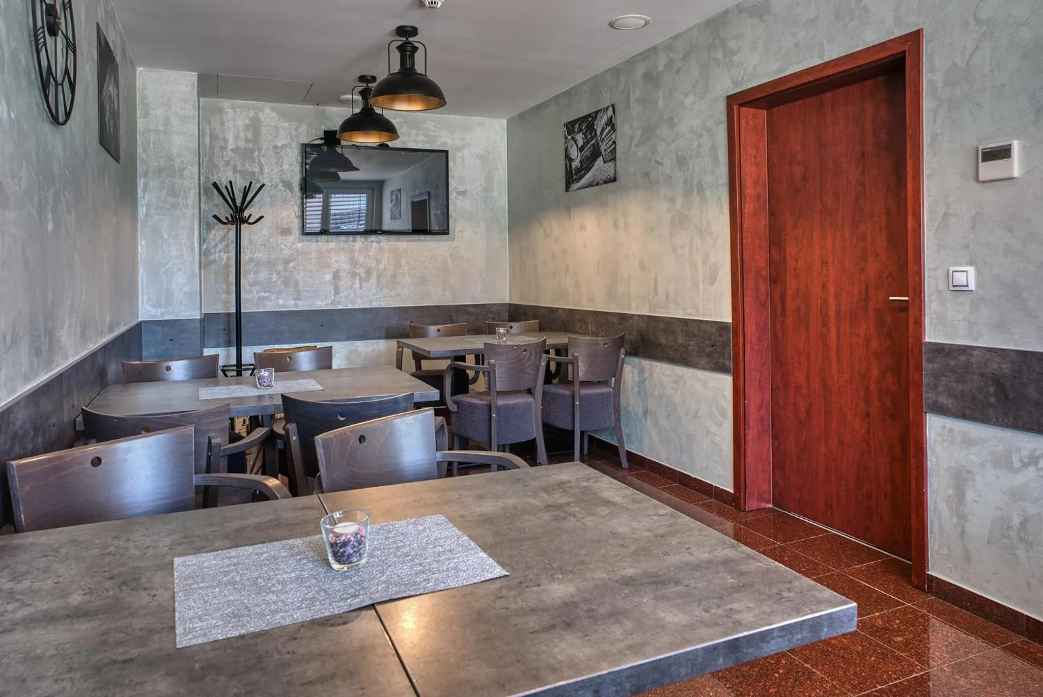 Restaurant/places to eat in Hotel Arena