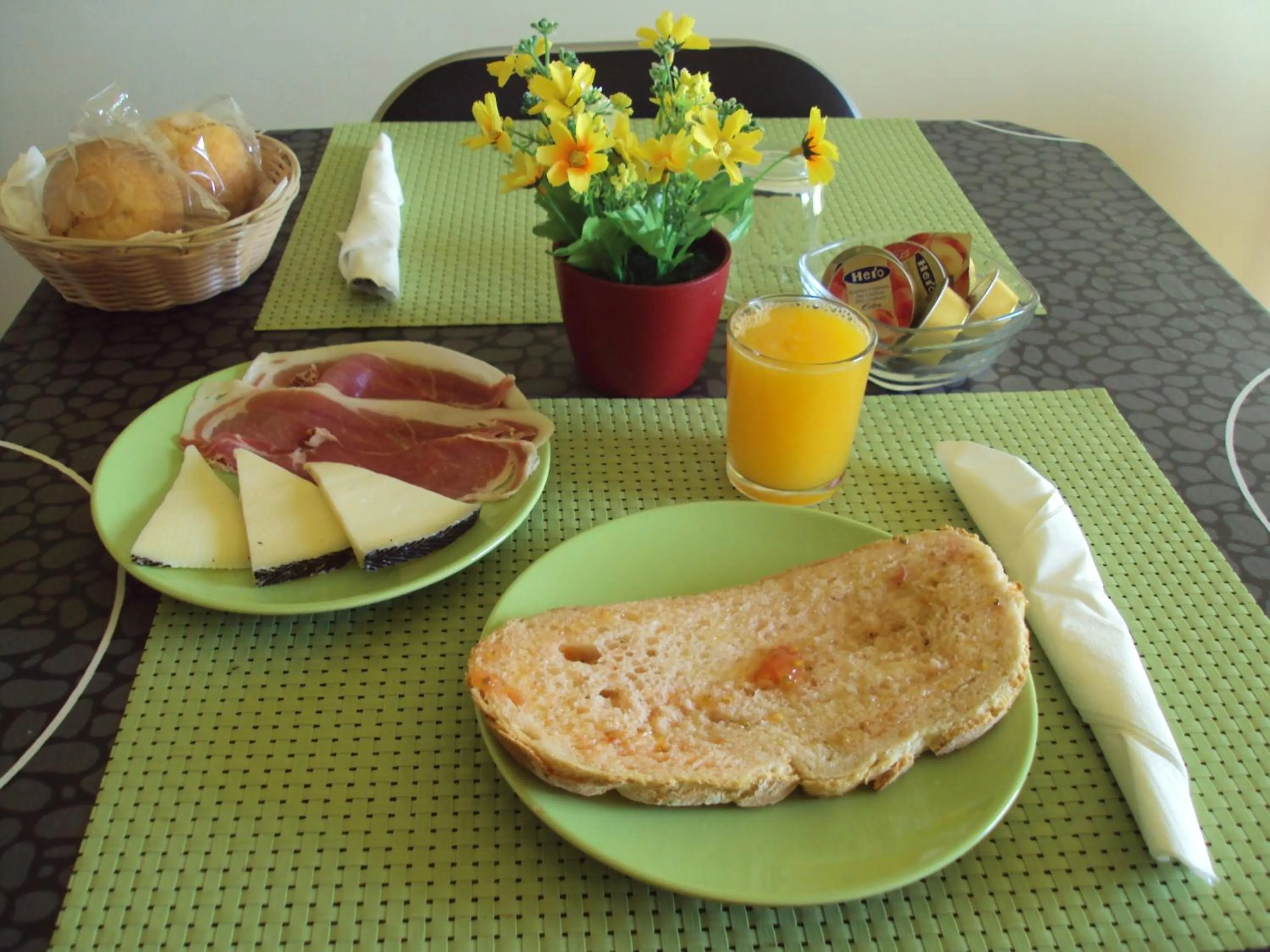 Food and drinks in Hostal Sant Roc