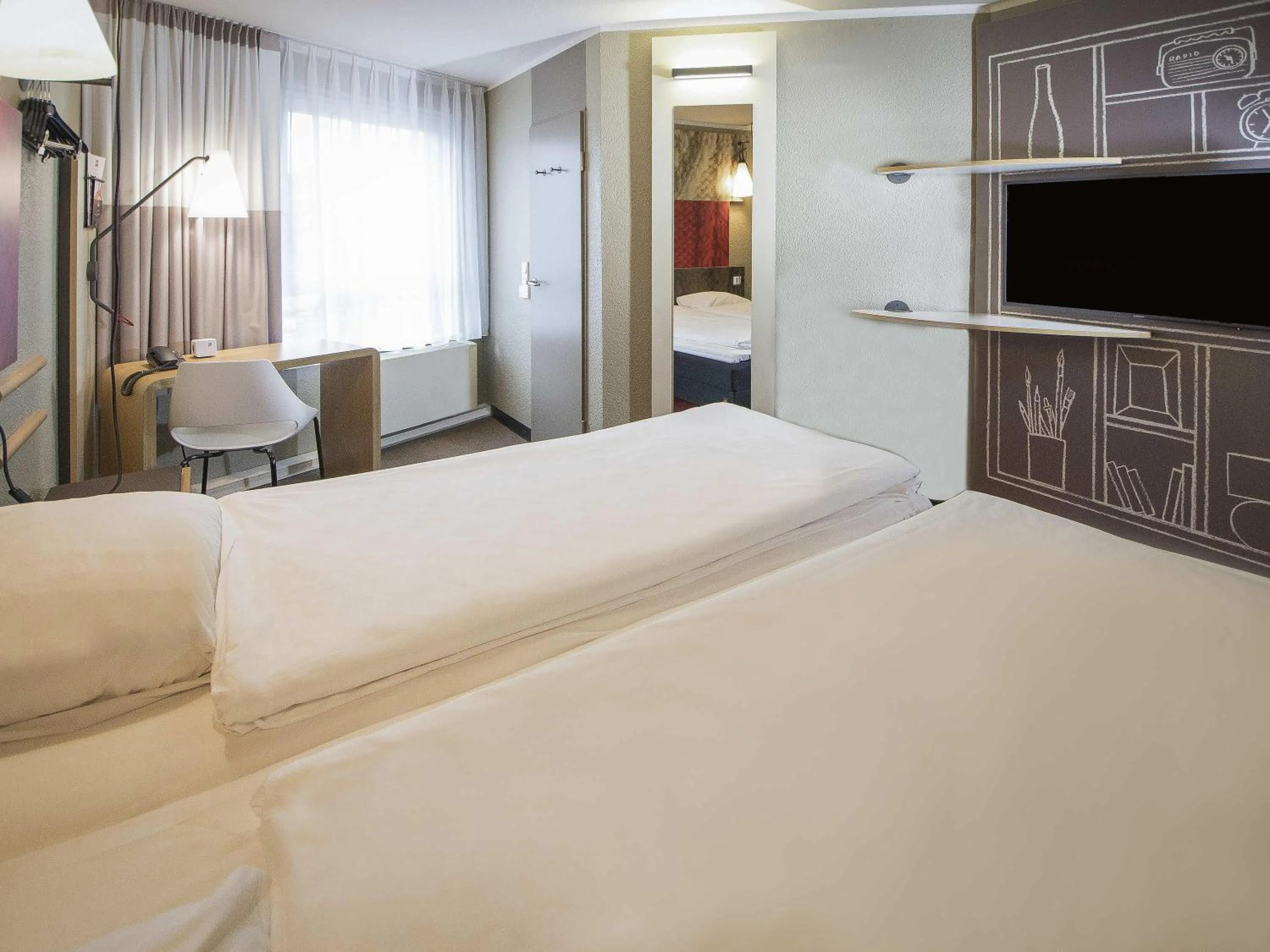 Bedroom, Bed in ibis Heidelberg Hauptbahnhof