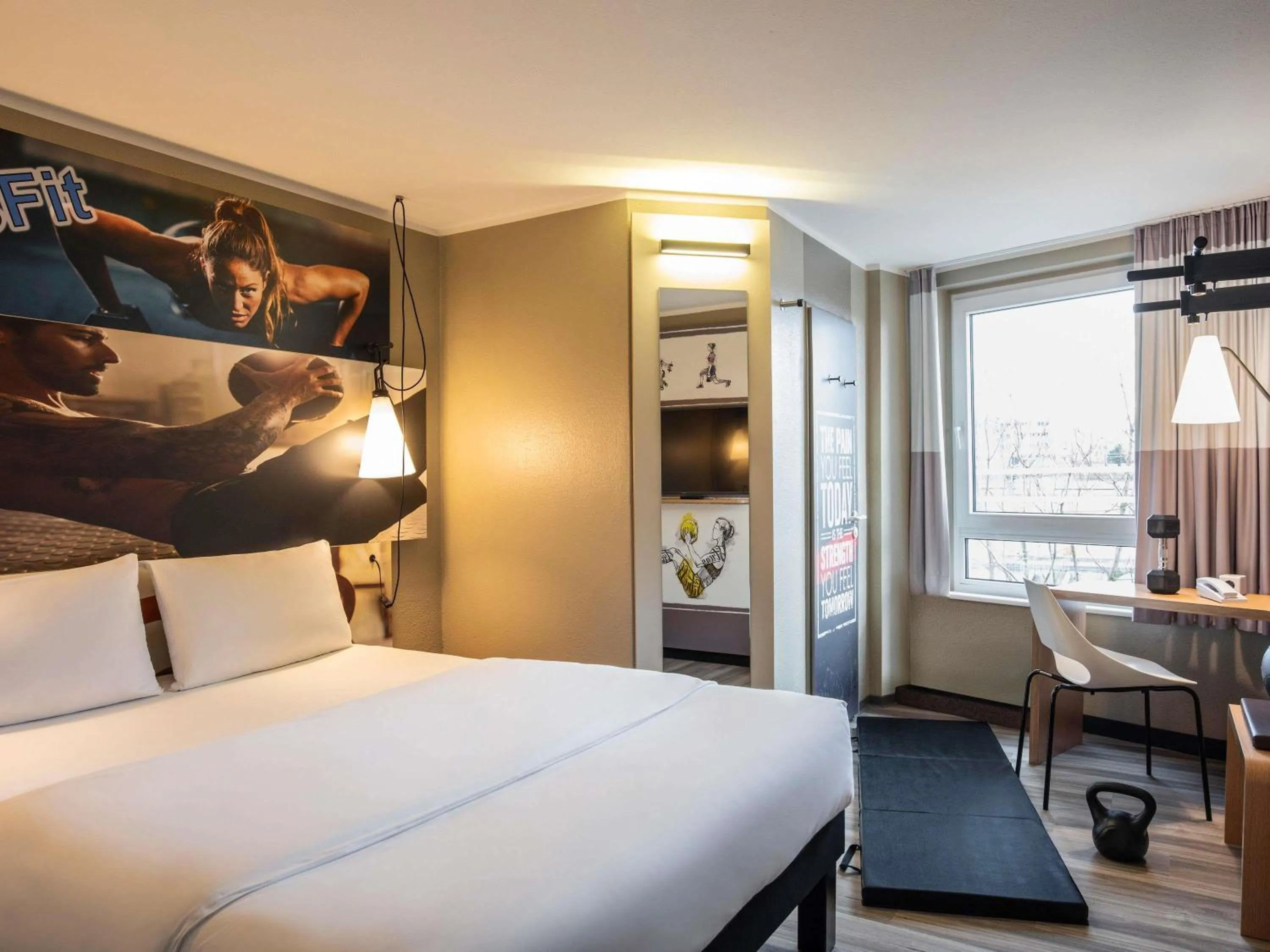 Bedroom, Bed in ibis Heidelberg Hauptbahnhof