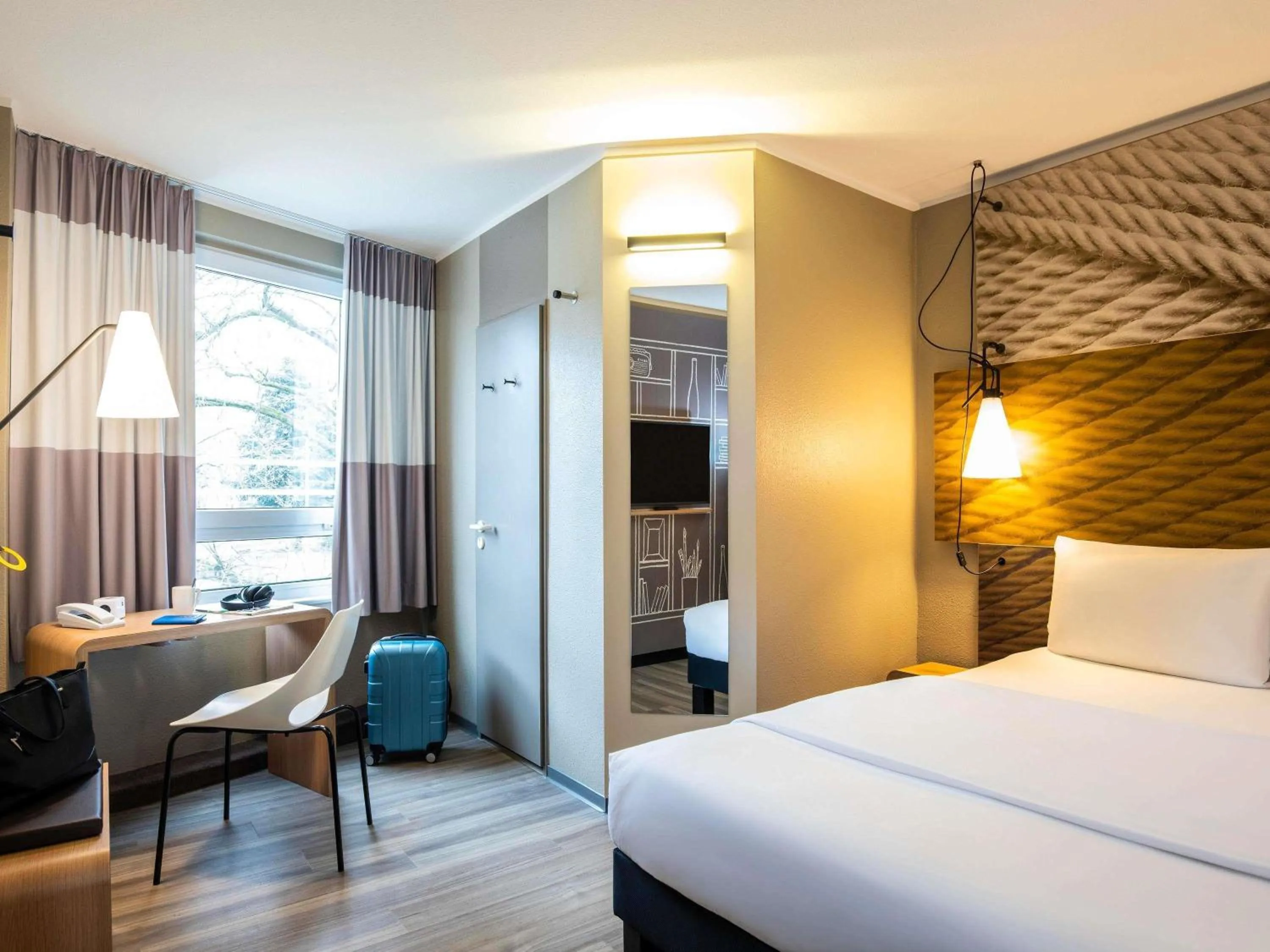 Property building, Bed in ibis Heidelberg Hauptbahnhof