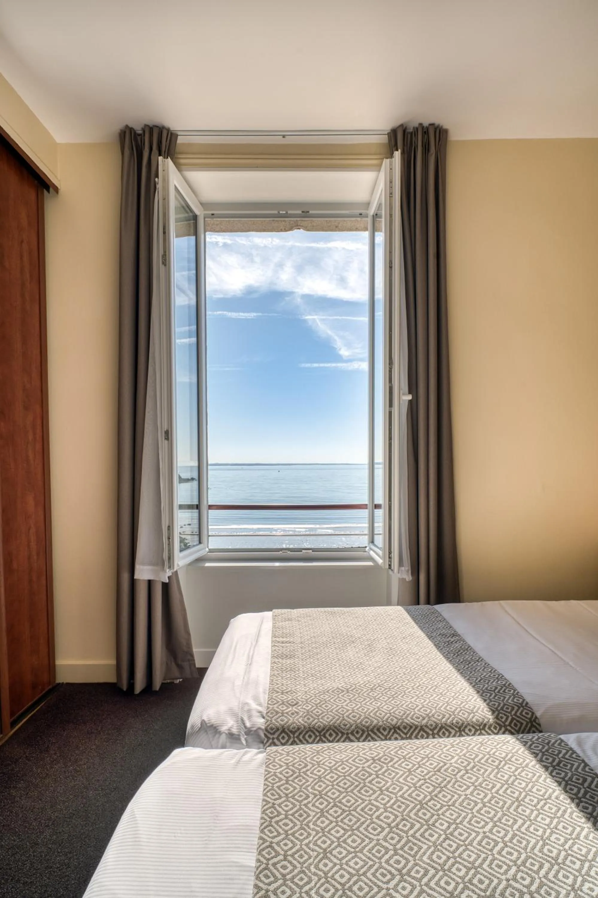 Sea view, Bed in Logis Hotel Belle-Vue