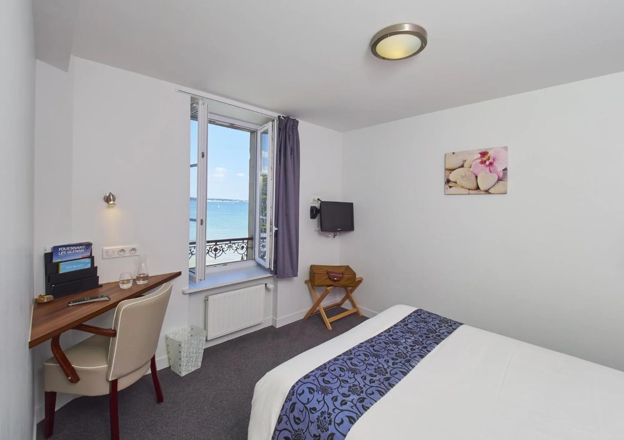 Sea view, Bed in Logis Hotel Belle-Vue