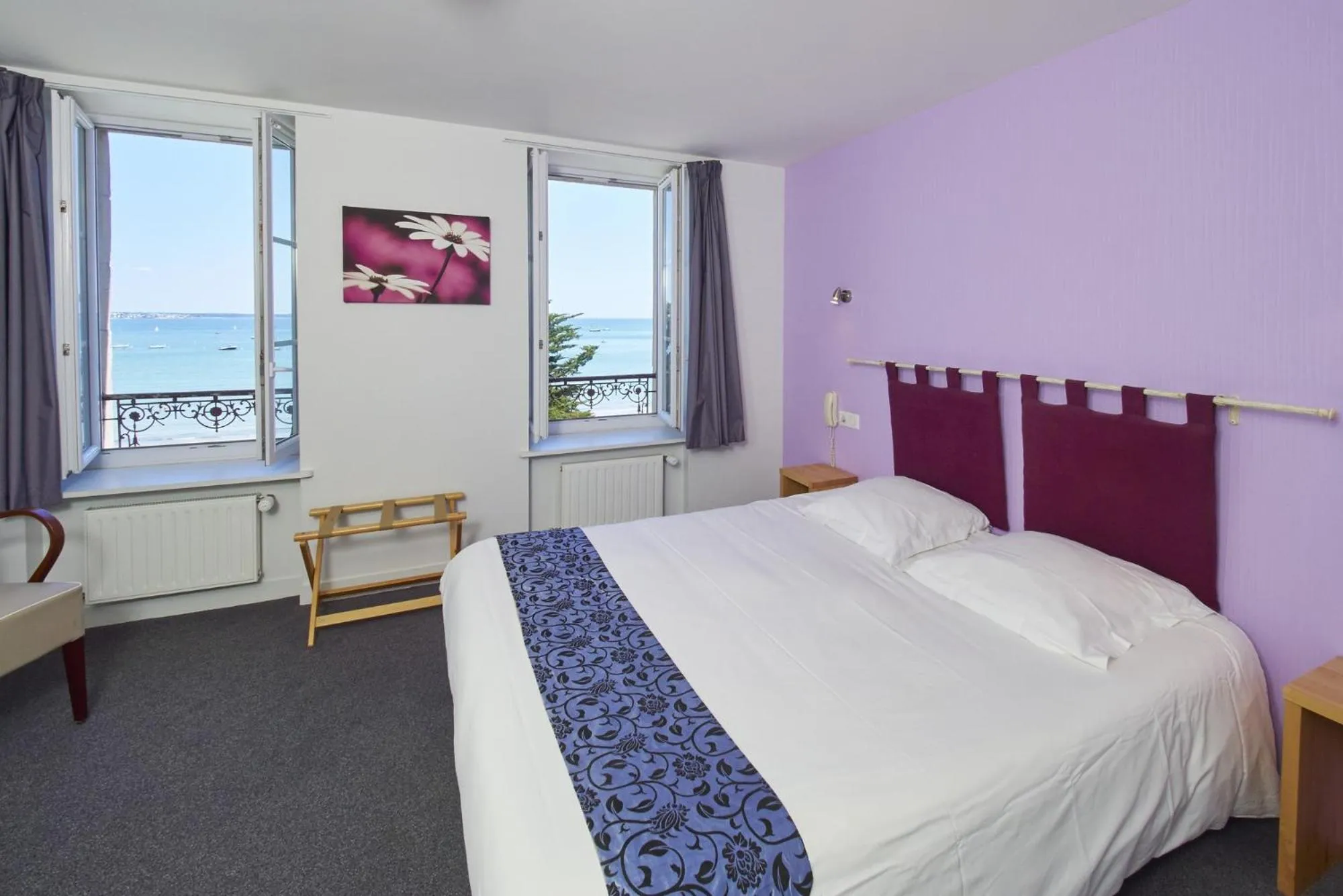 Sea view, Bed in Logis Hotel Belle-Vue