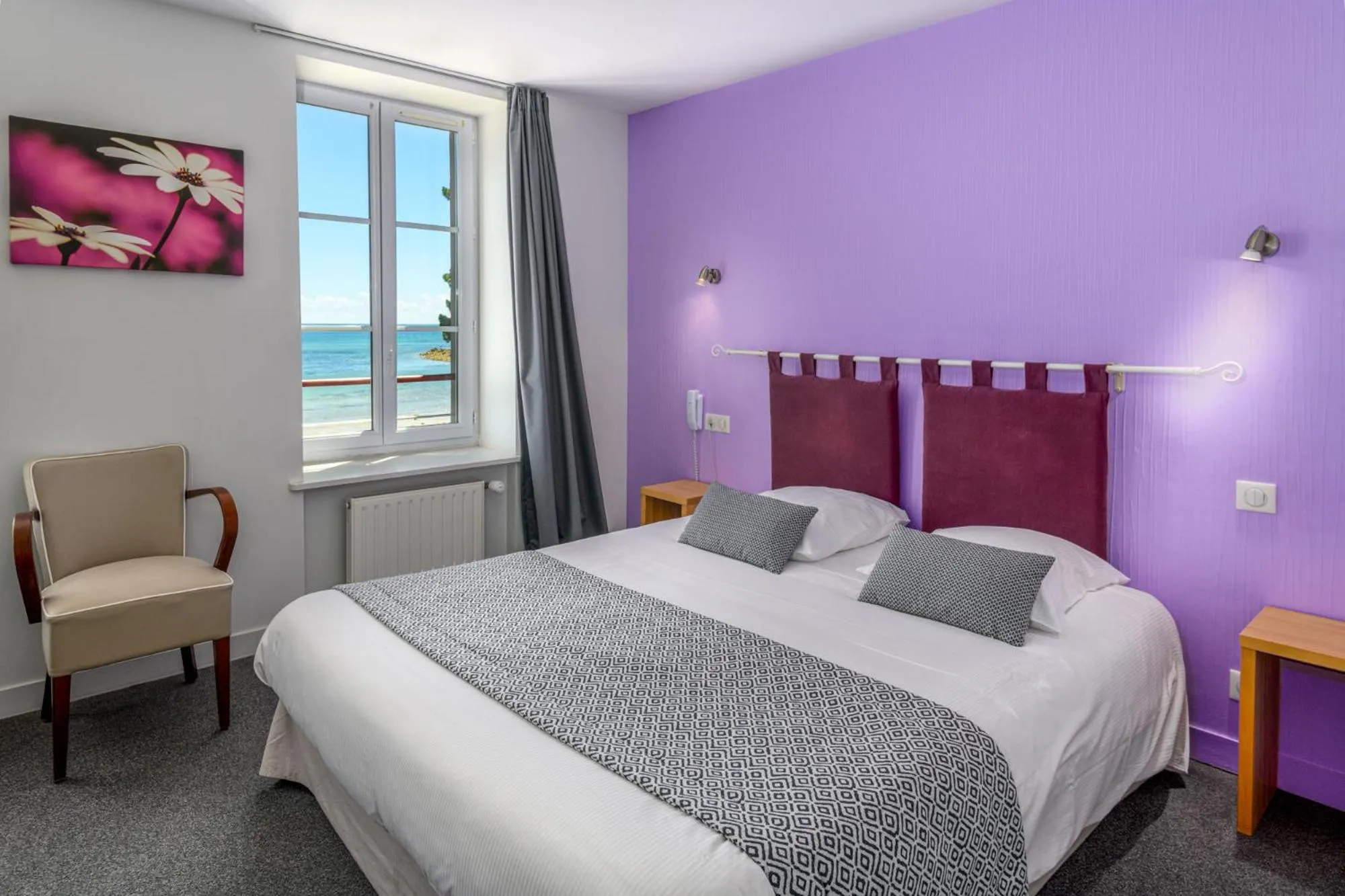 Sea view, Bed in Logis Hotel Belle-Vue