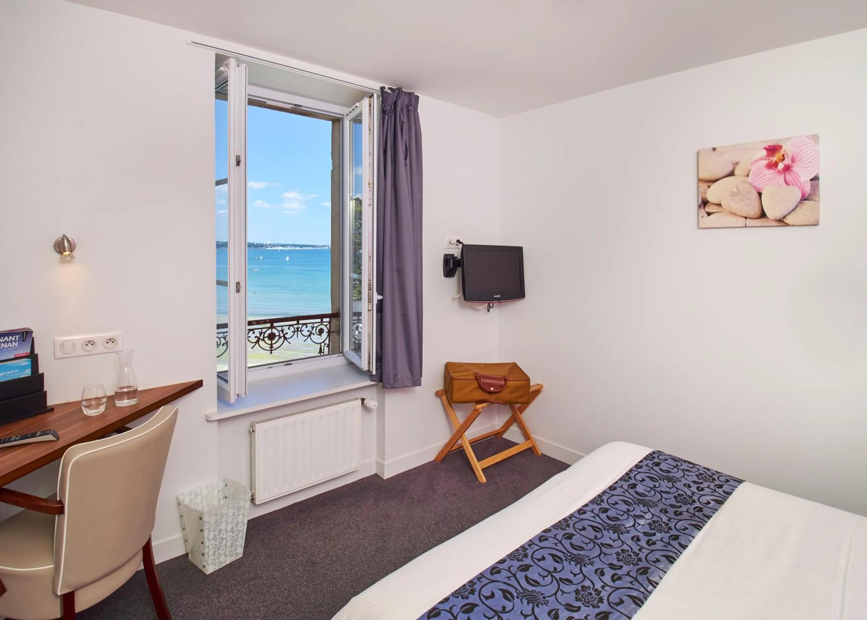 Sea view, Bed in Logis Hotel Belle-Vue