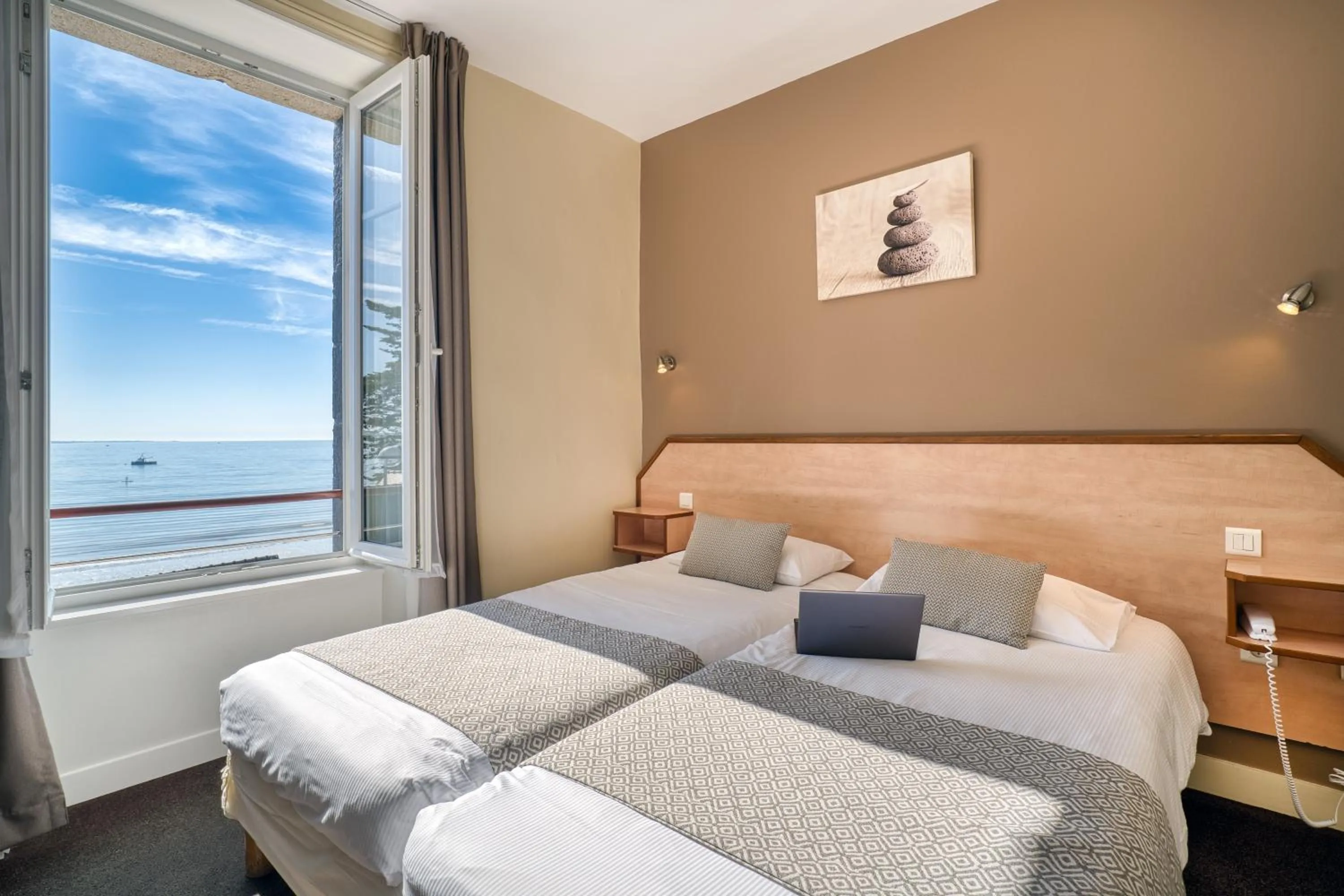 Sea view, Bed in Logis Hotel Belle-Vue