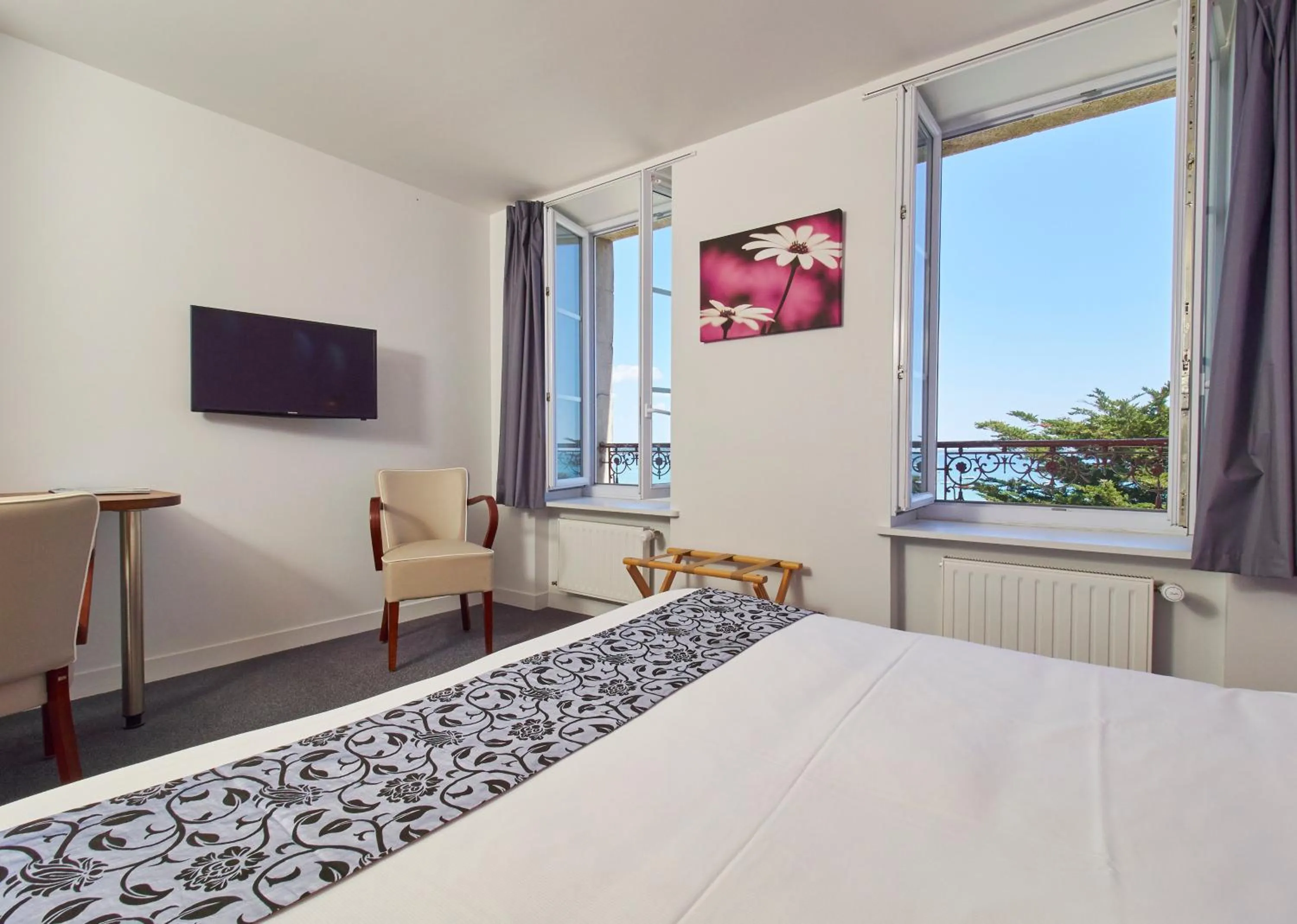 Sea view, Bed in Logis Hotel Belle-Vue
