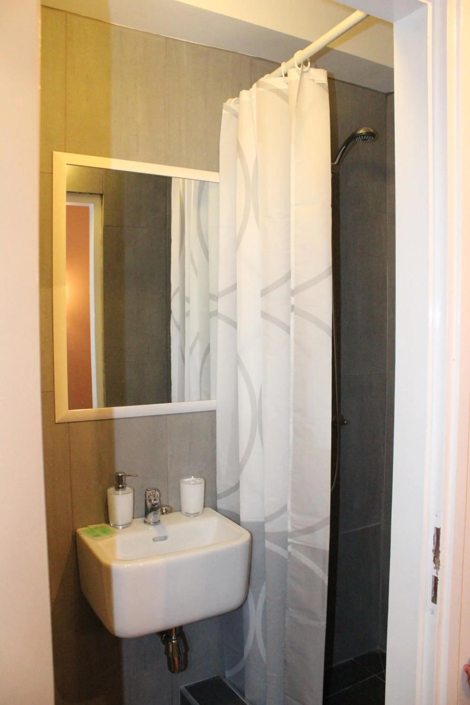 Shower in Rooms Zagreb 17