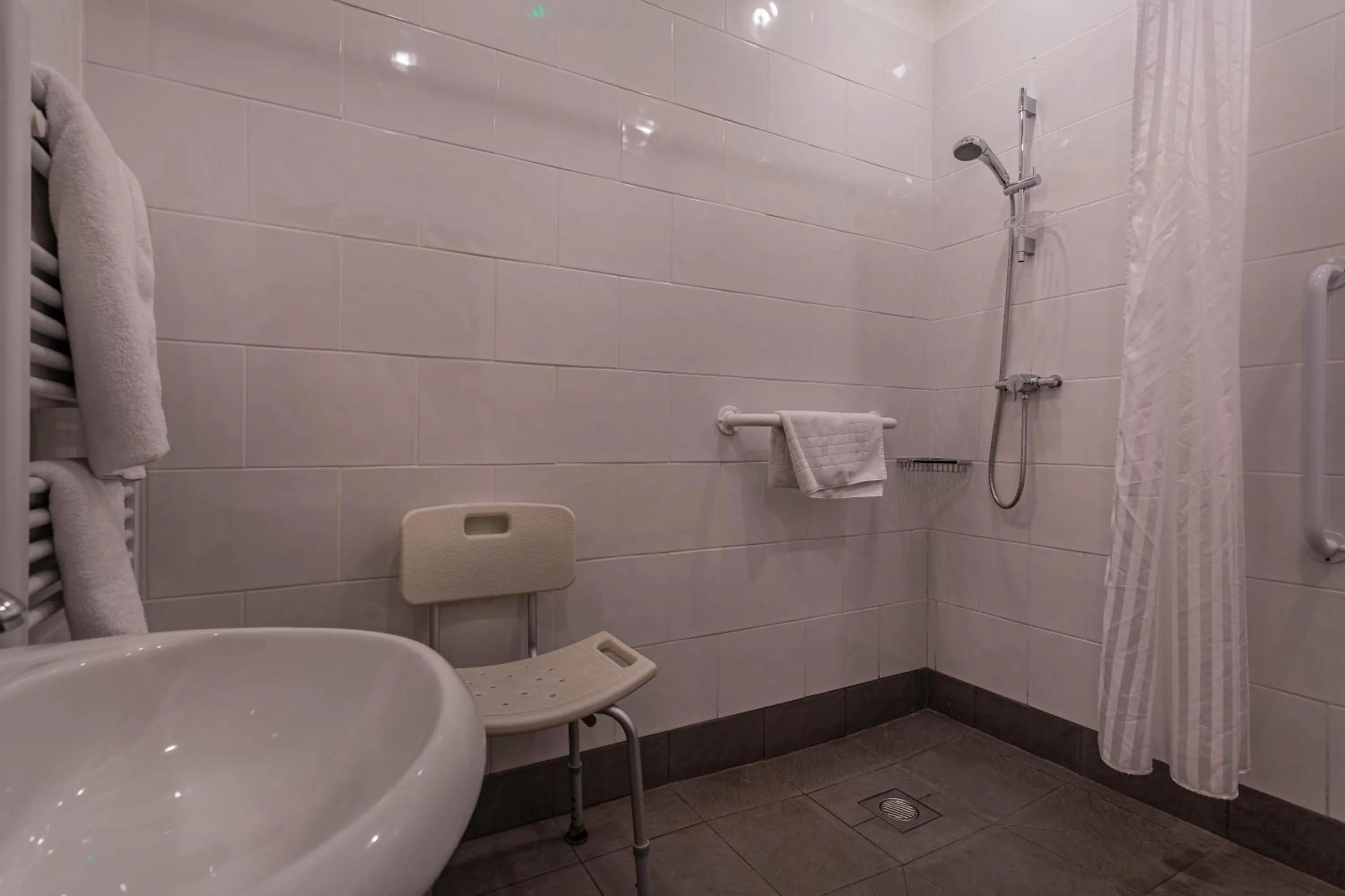 Bathroom in The Bell Inn, Stilton, Cambridgeshire - The Coaching Inn Group