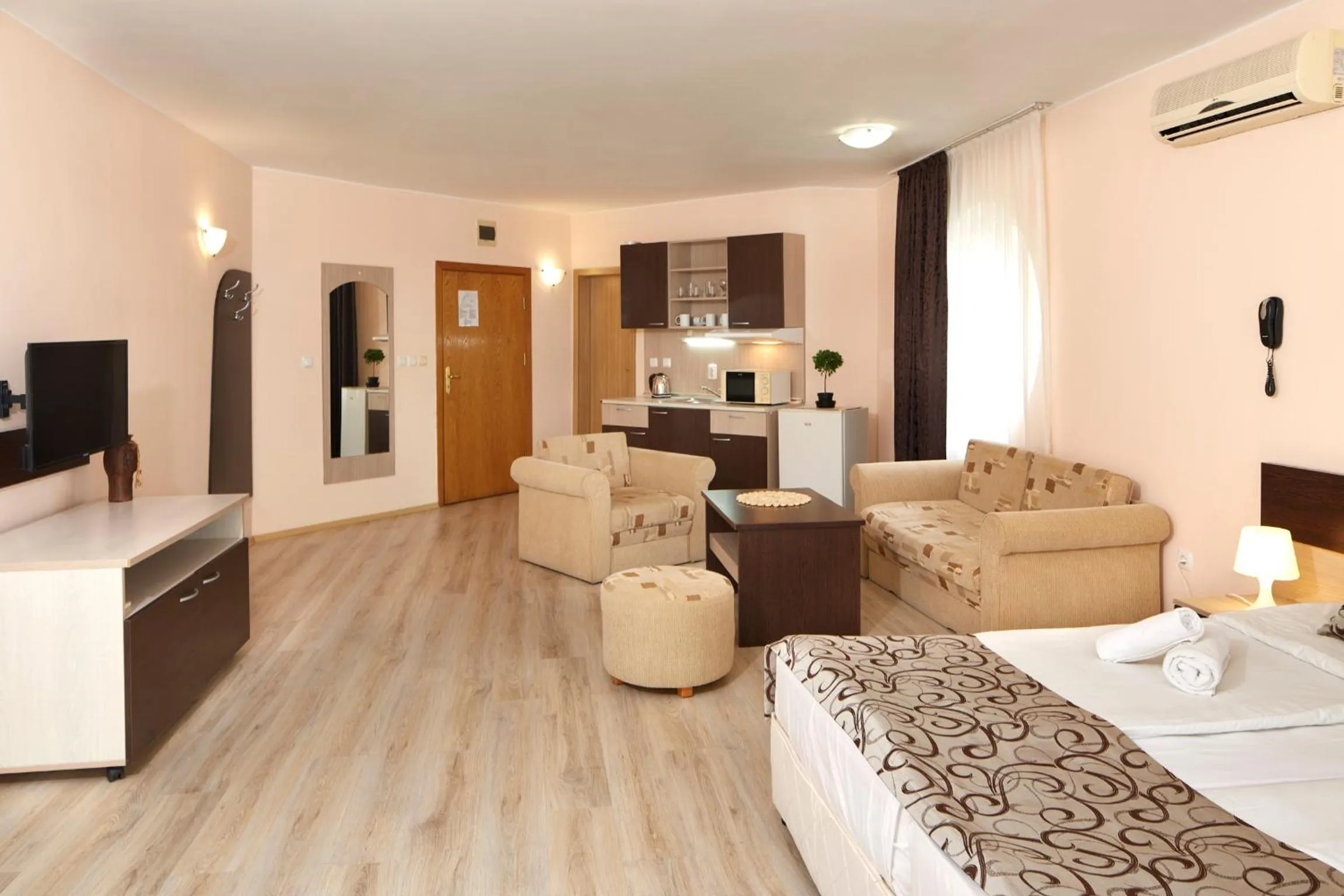 Communal lounge/ TV room in Apart Hotel Vechna R