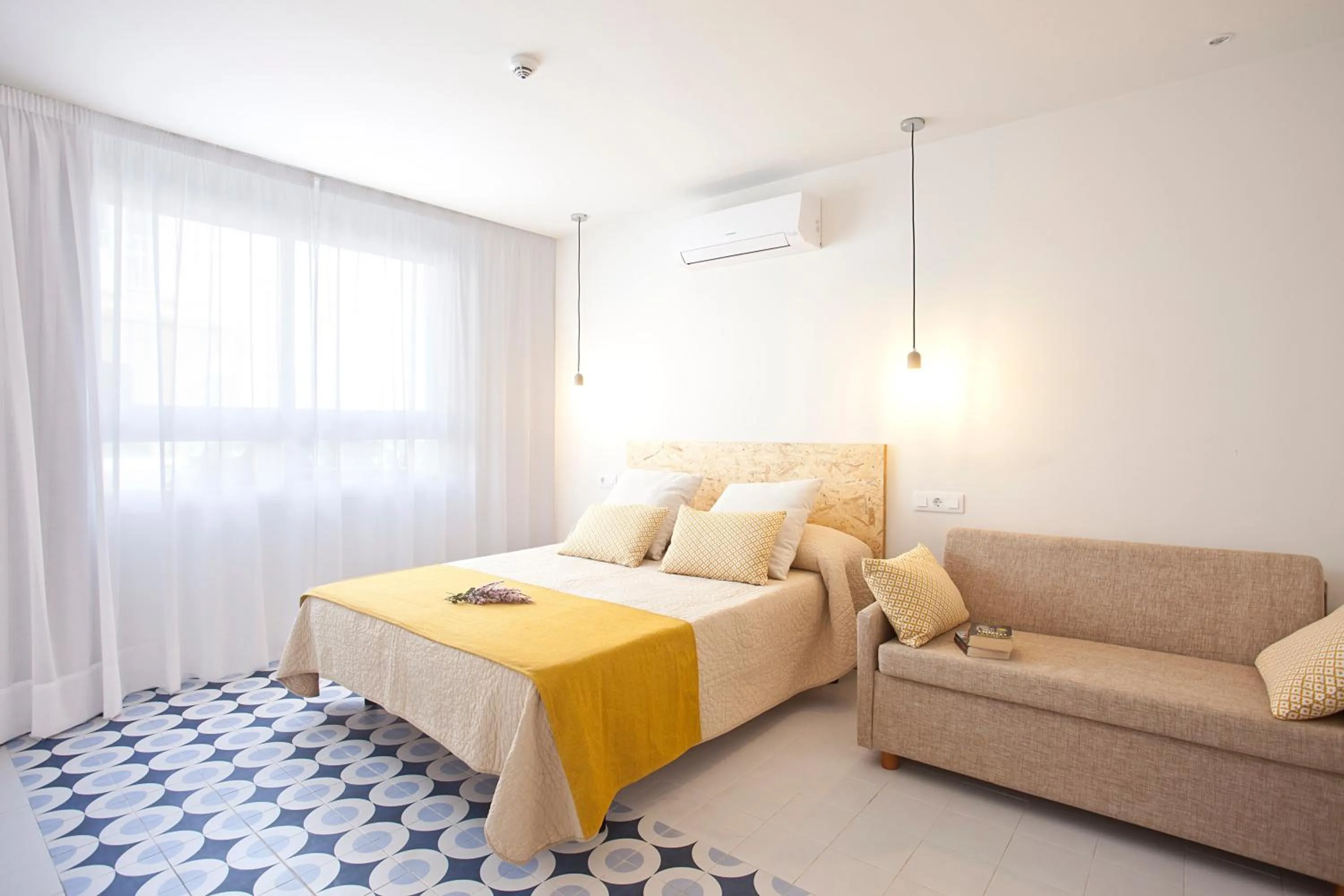 Photo of the whole room in BJ Cala Morlanda Estudios