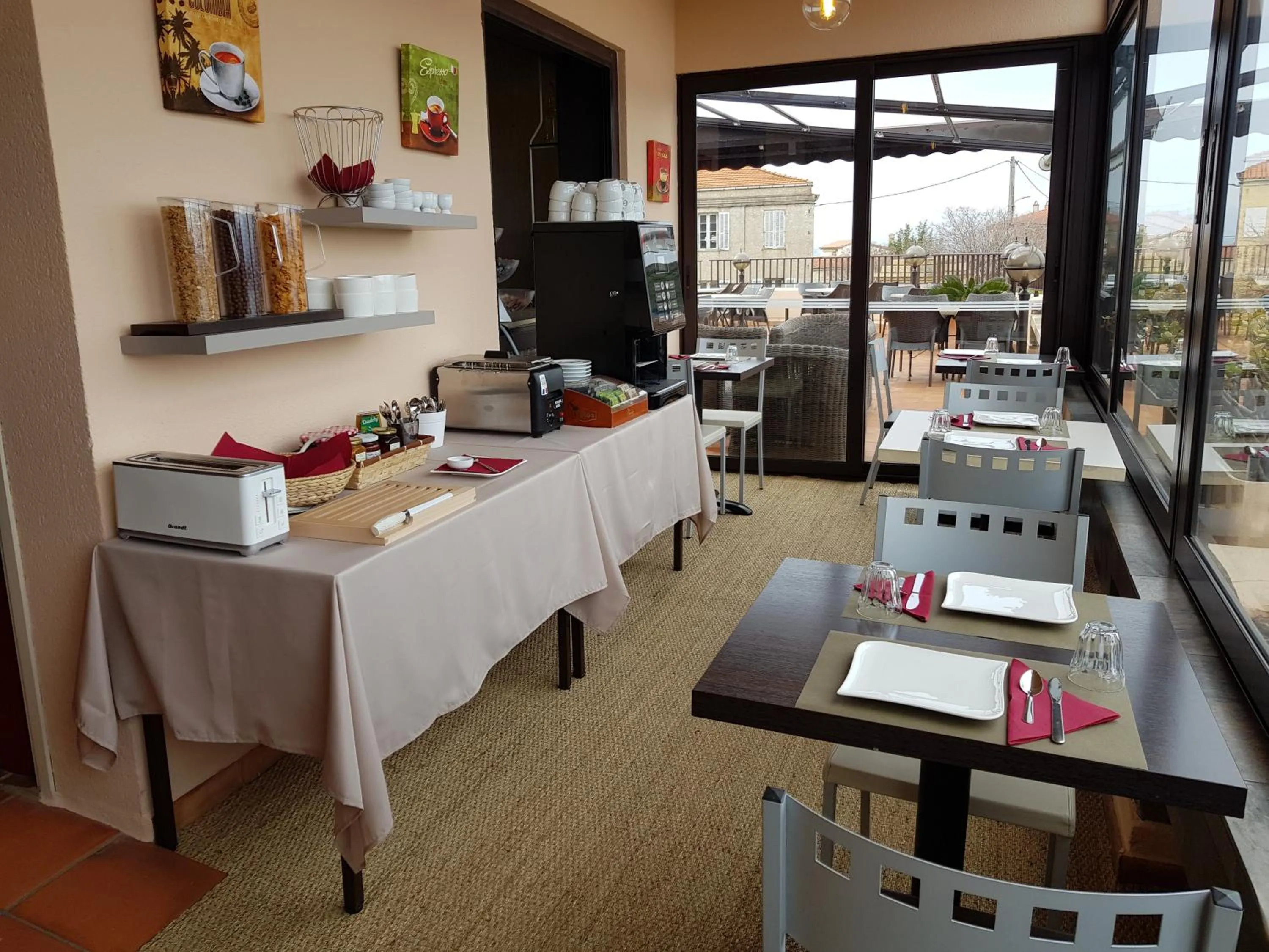 Buffet breakfast in Hotel & Restaurant le Saint Jean