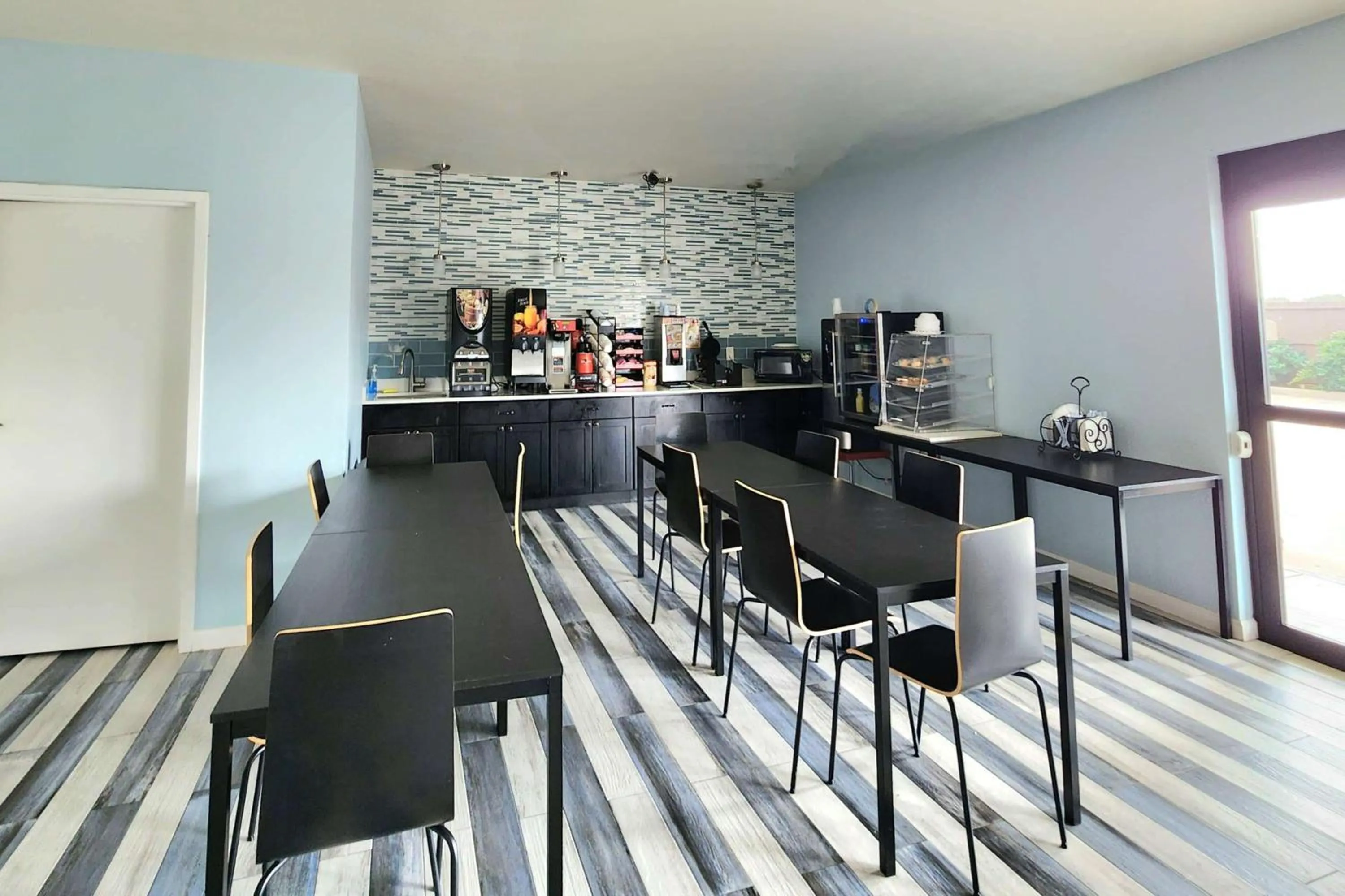 Restaurant/places to eat in Days Inn by Wyndham Freeport