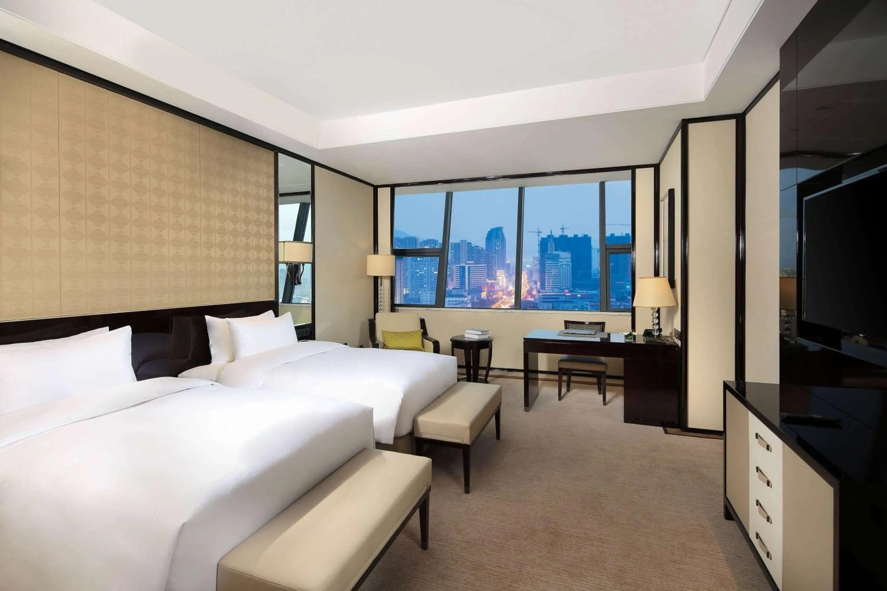 Photo of the whole room, Bed in Howard Johnson Plaza Ningbo